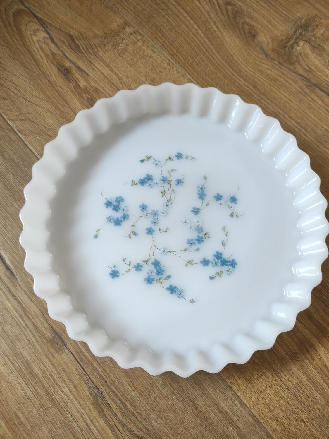 Arcopal forget-me-not pie mould