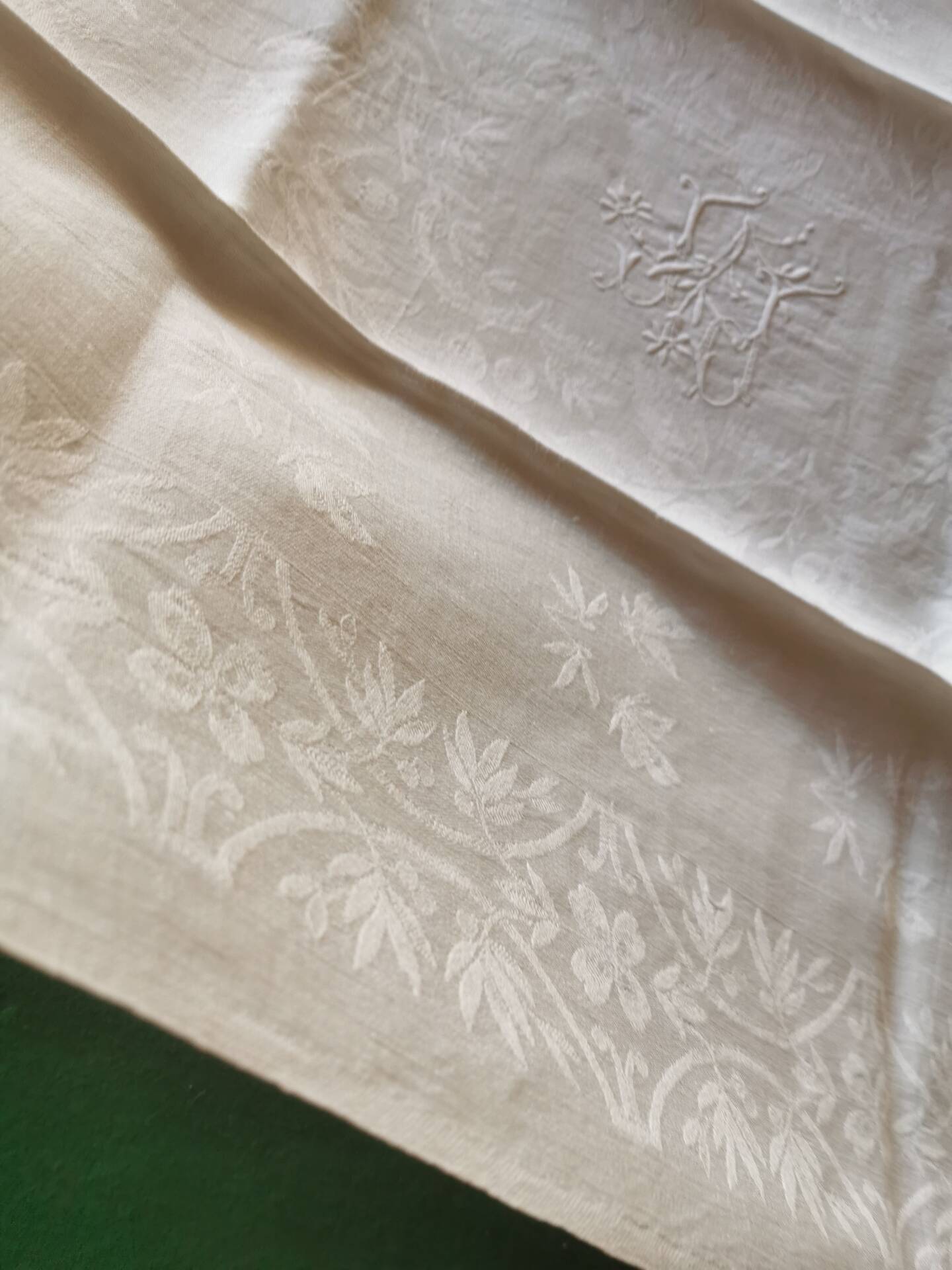 12 damask linen table napkins with an antique silk monogram from the 19th century.