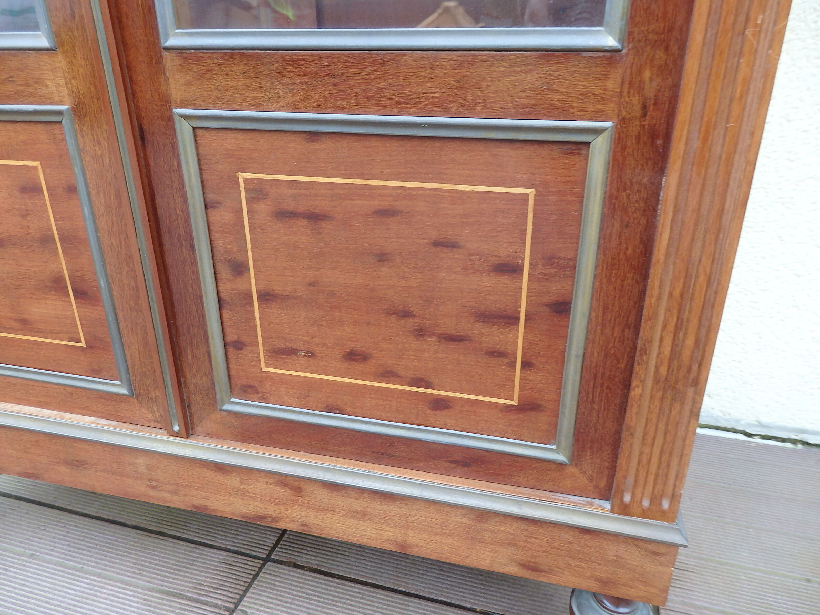 louis XVI showcase furniture