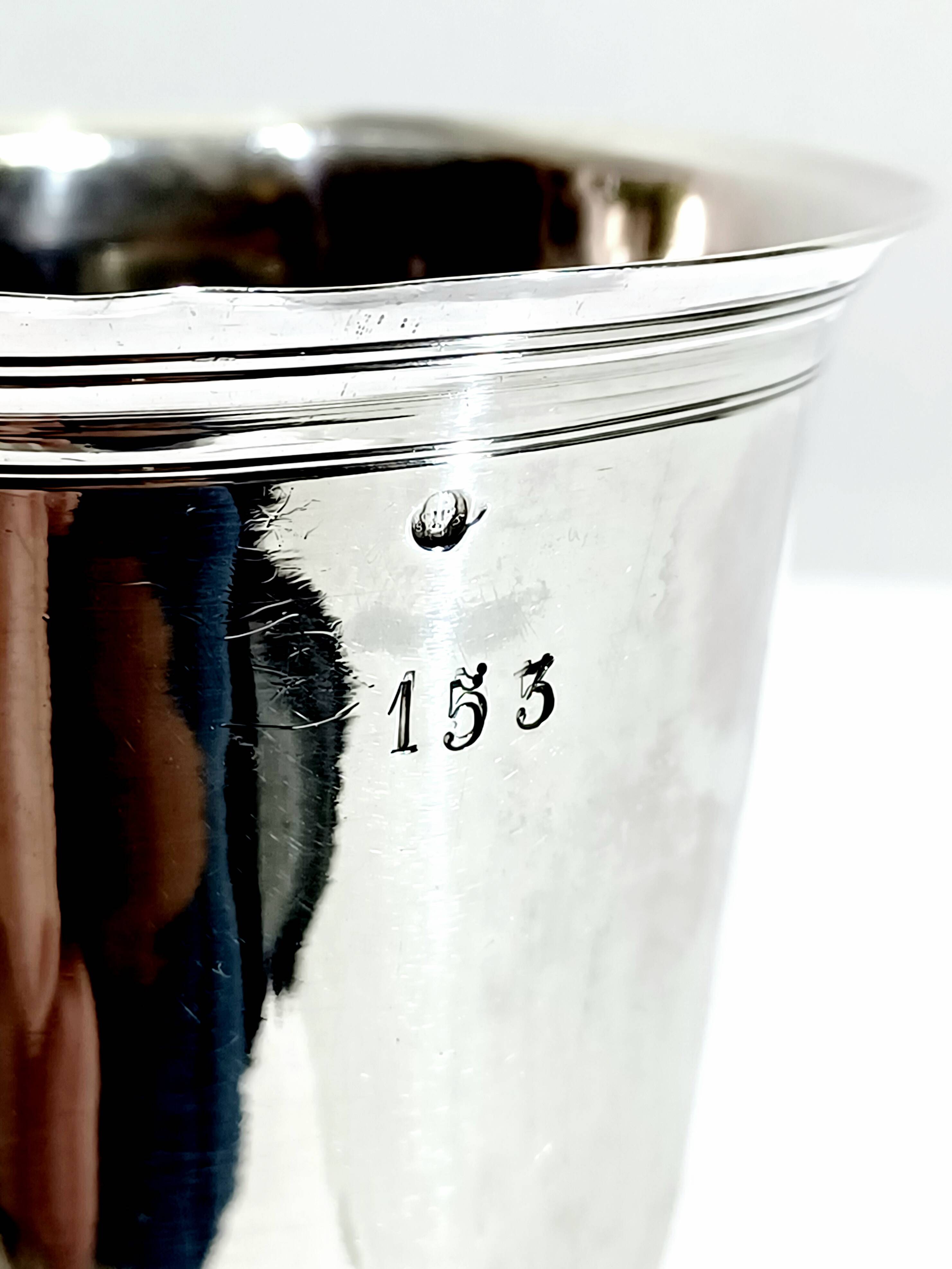 Timbale en argent massif numérotée 153