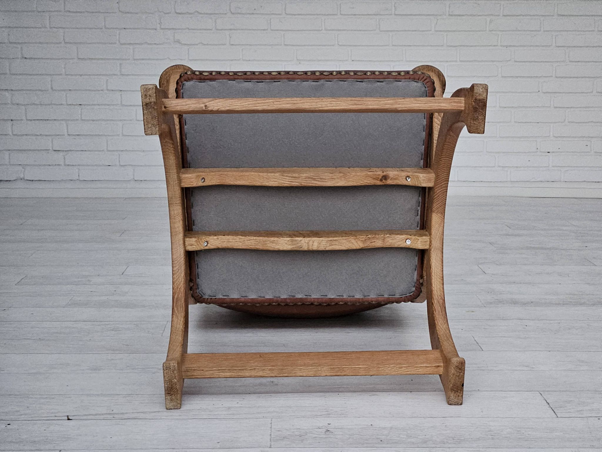 Années 1950, design danois, fauteuil retapissé, cuir marron naturel, bois de chêne.