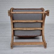 Années 1950, design danois, fauteuil retapissé, cuir marron naturel, bois de chêne.
