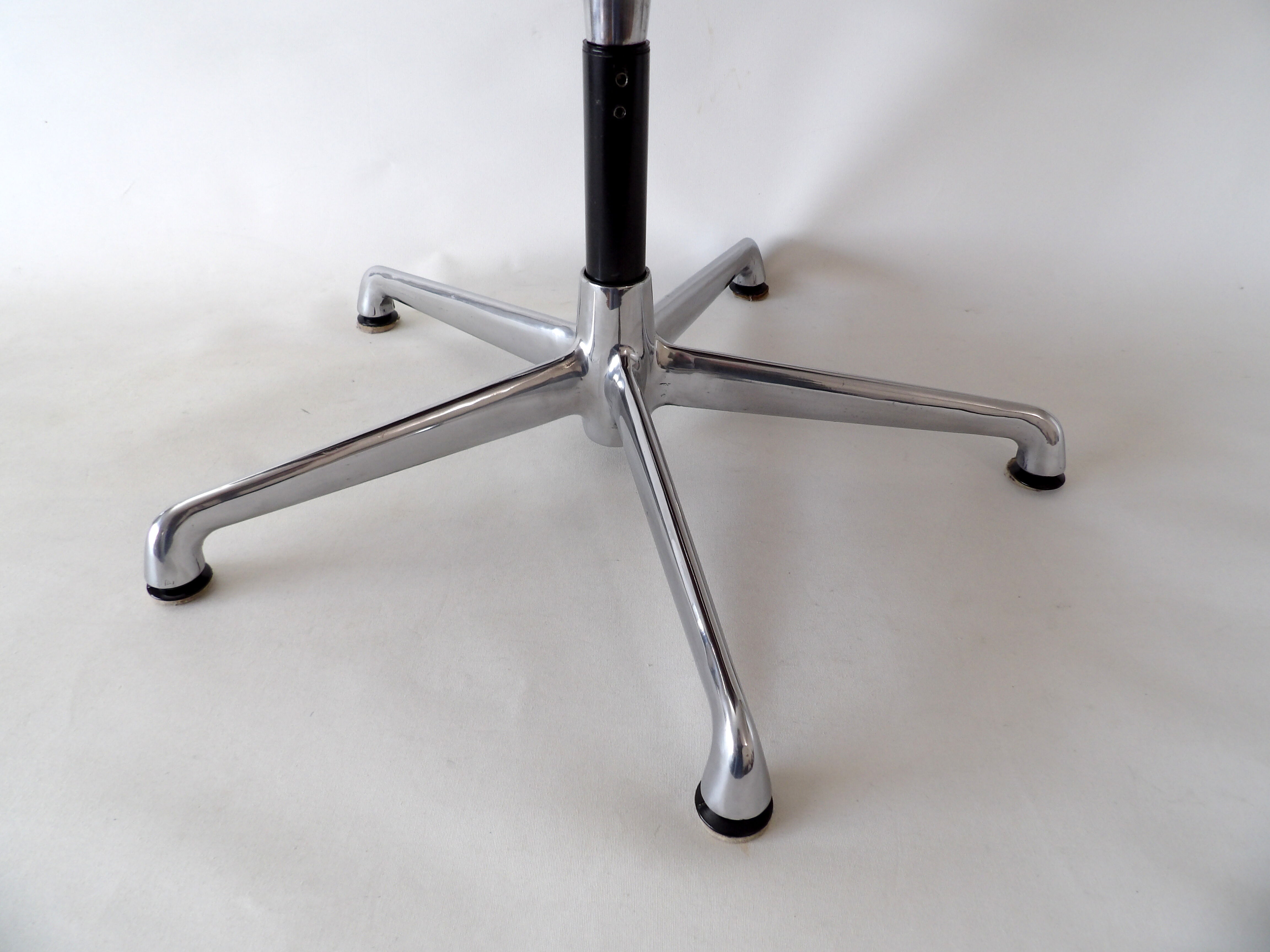 Swivel armchair Charles & Ray Eames  icf edition