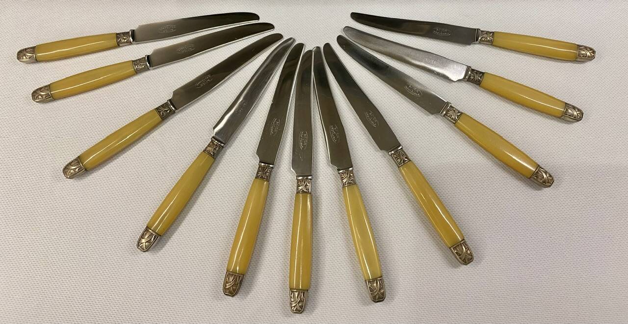 11 Art Deco knives, Bakelite and silver plated in a box