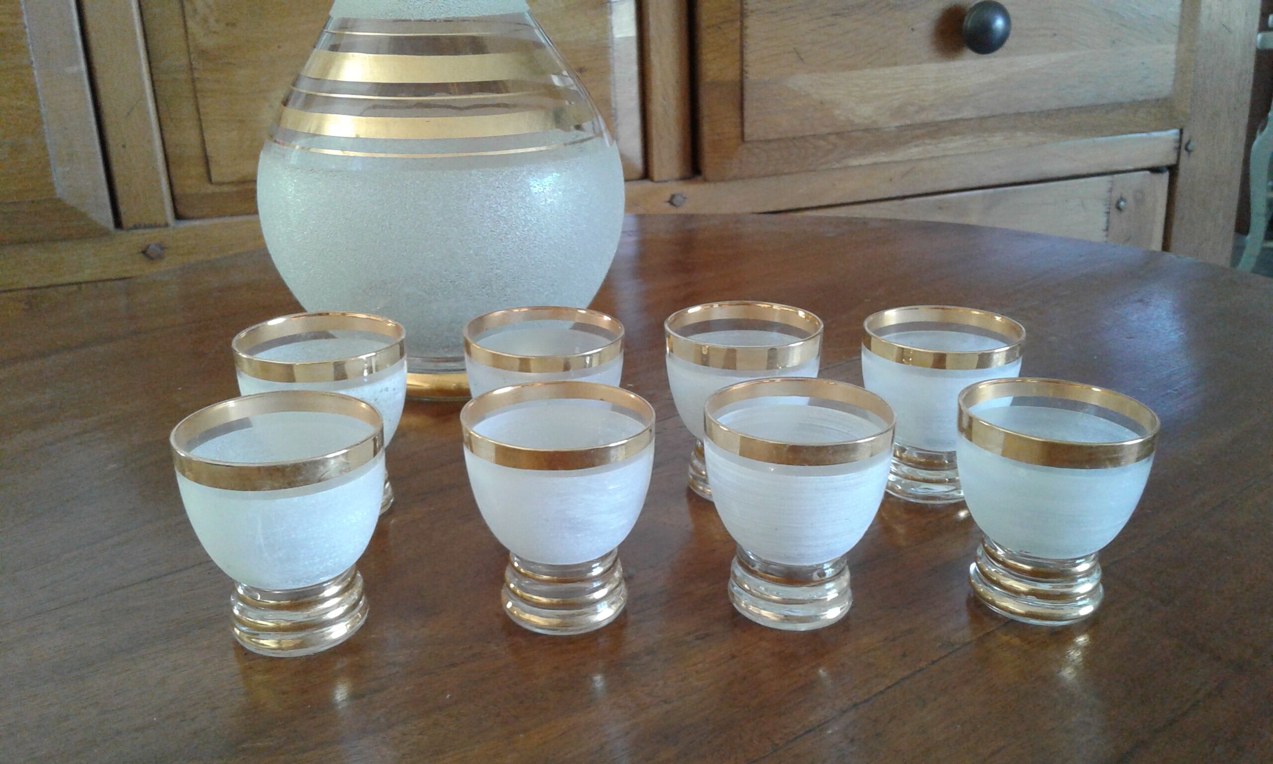 8 verres et bouteille avec bouchon