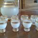 8 verres et bouteille avec bouchon