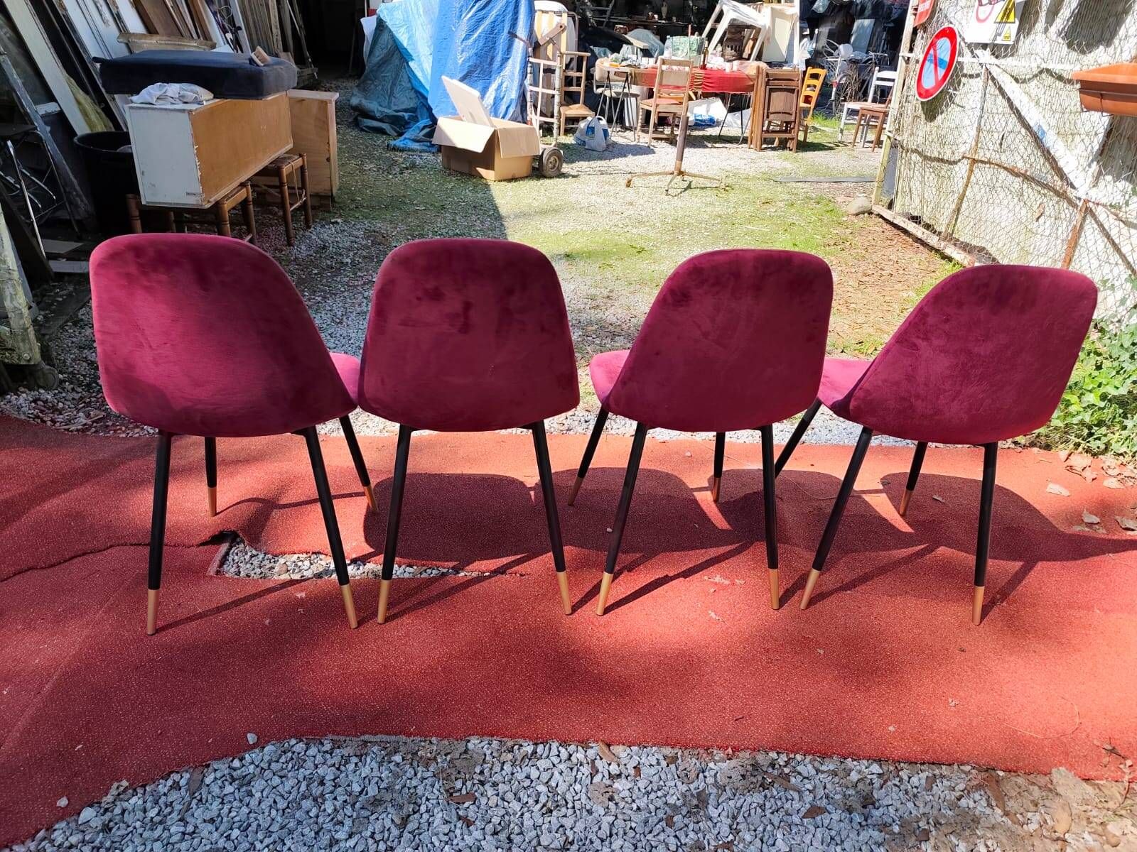 Set of 4 Contemporary Design Chairs in Burgundy/Dark Red Velvet