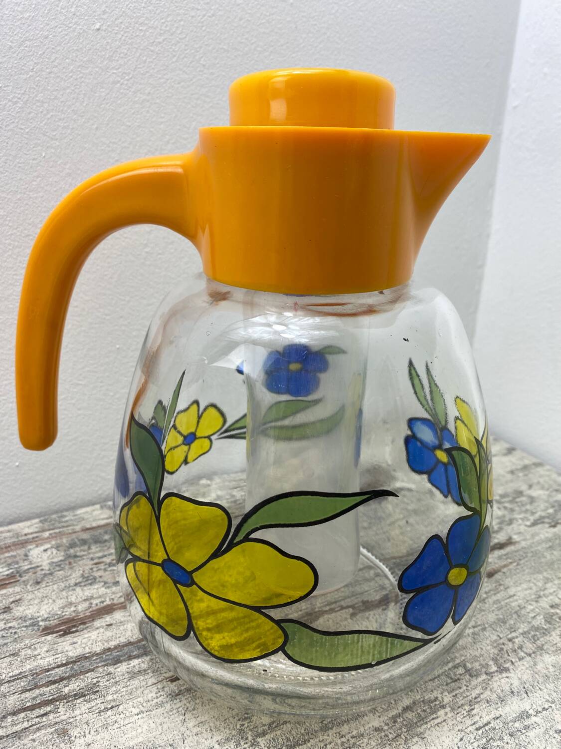 Refreshing glass carafe