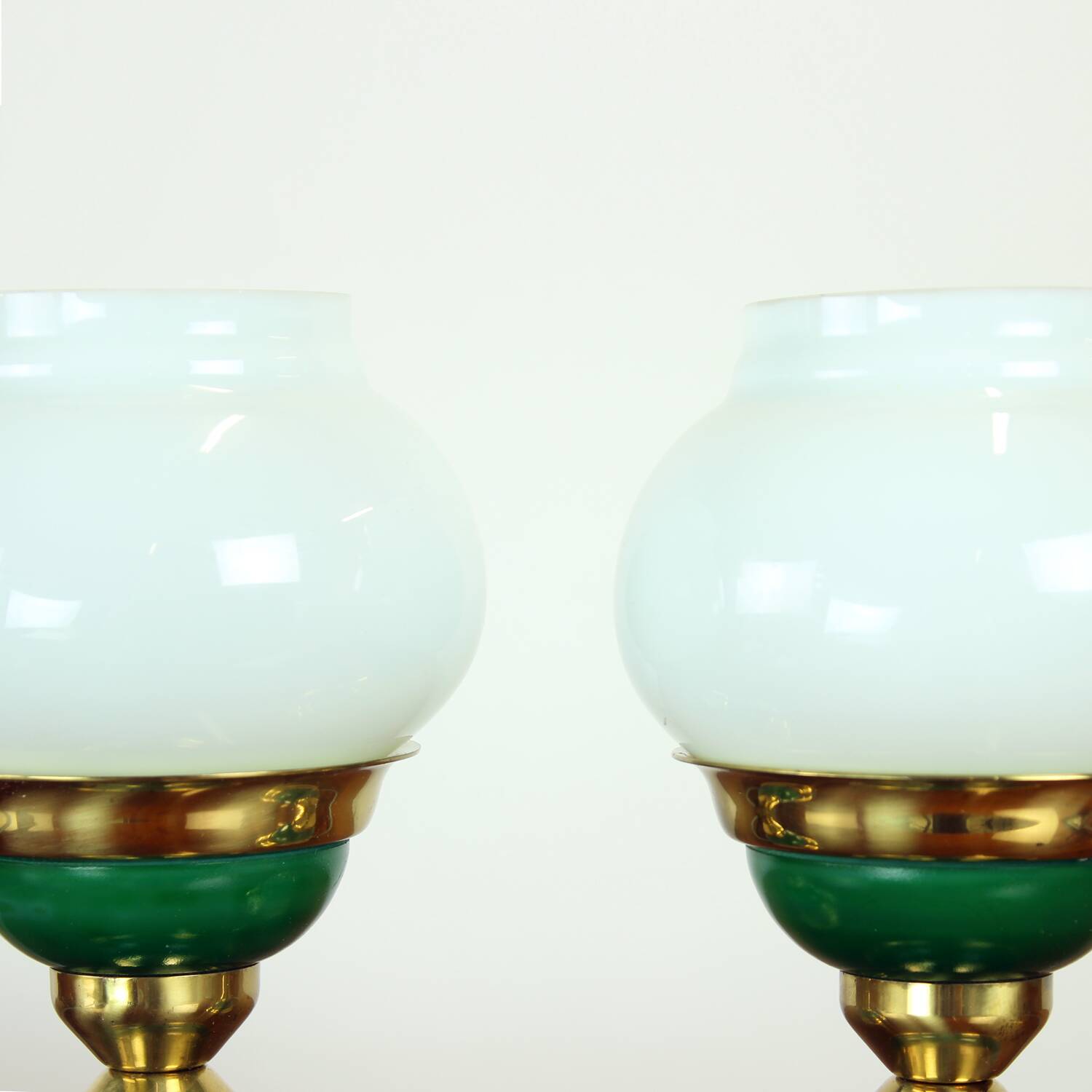 Suite de lampes de table en verre opalin et laiton, Tchécoslovaquie 1955
