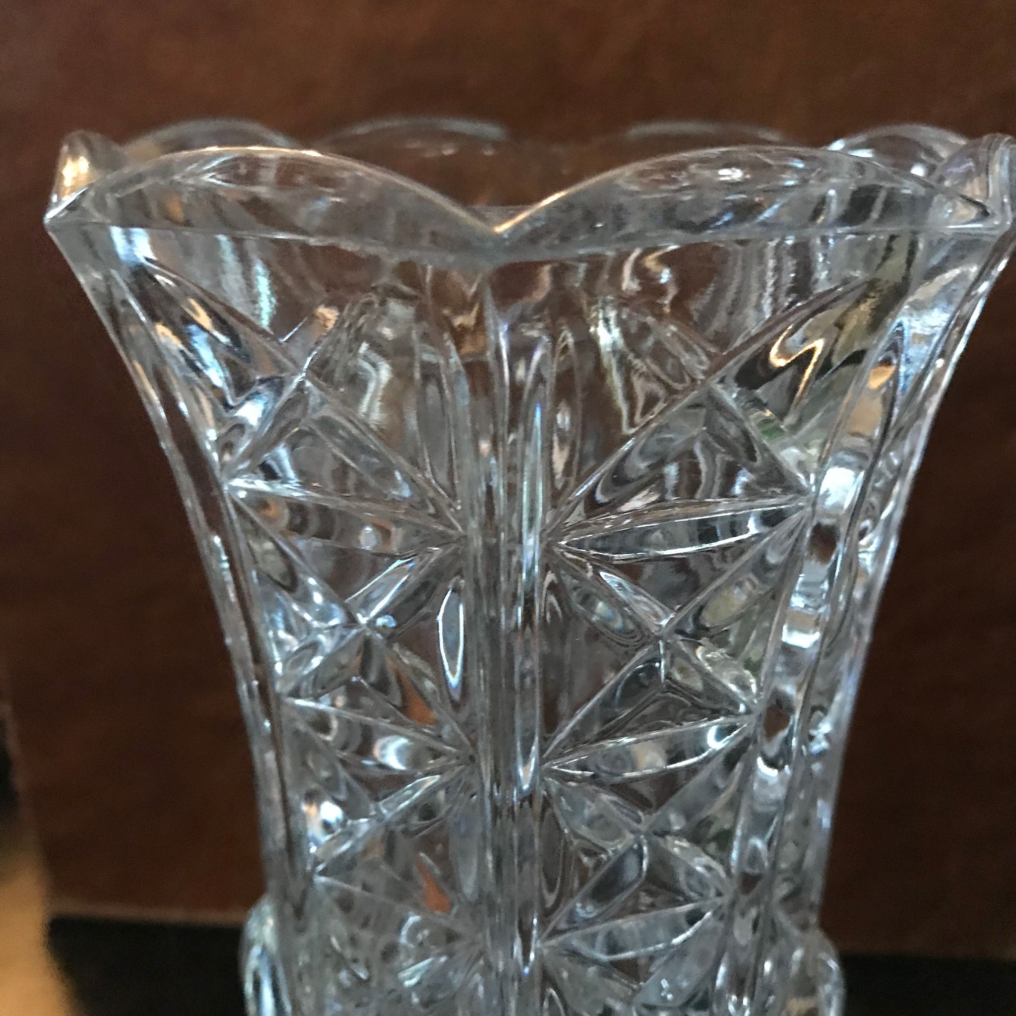 Pop-up Christmas 2022 Carved glass vase dating from the mid-twentieth century