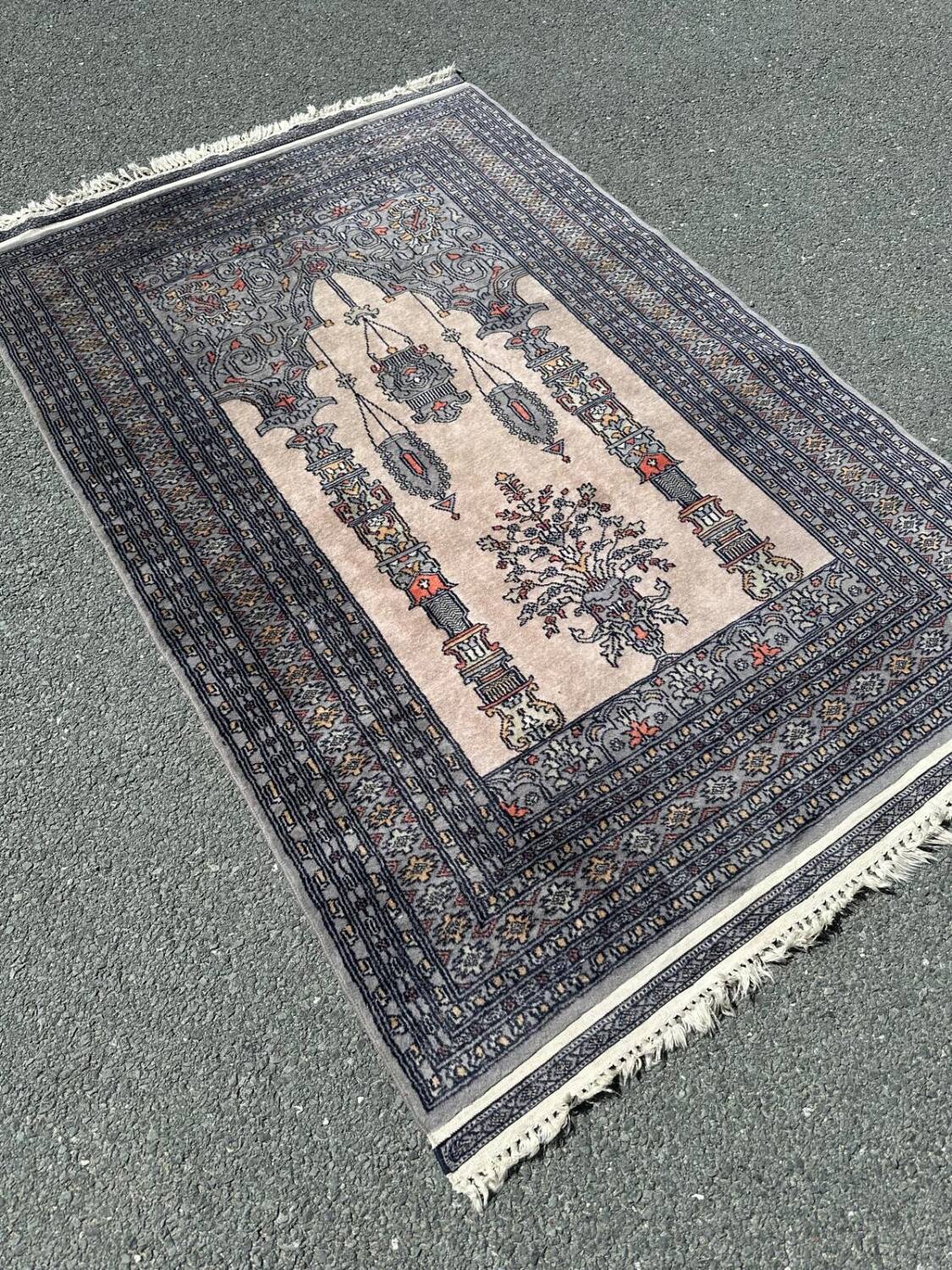 Handmade Pakistani rug