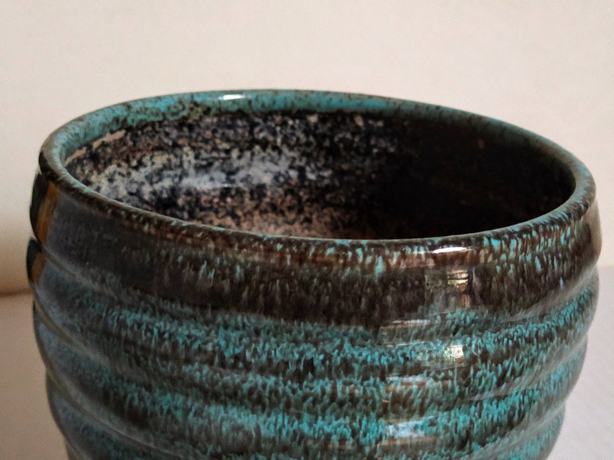 Ceramic planter with speckled enamel gadroons from the 1940s