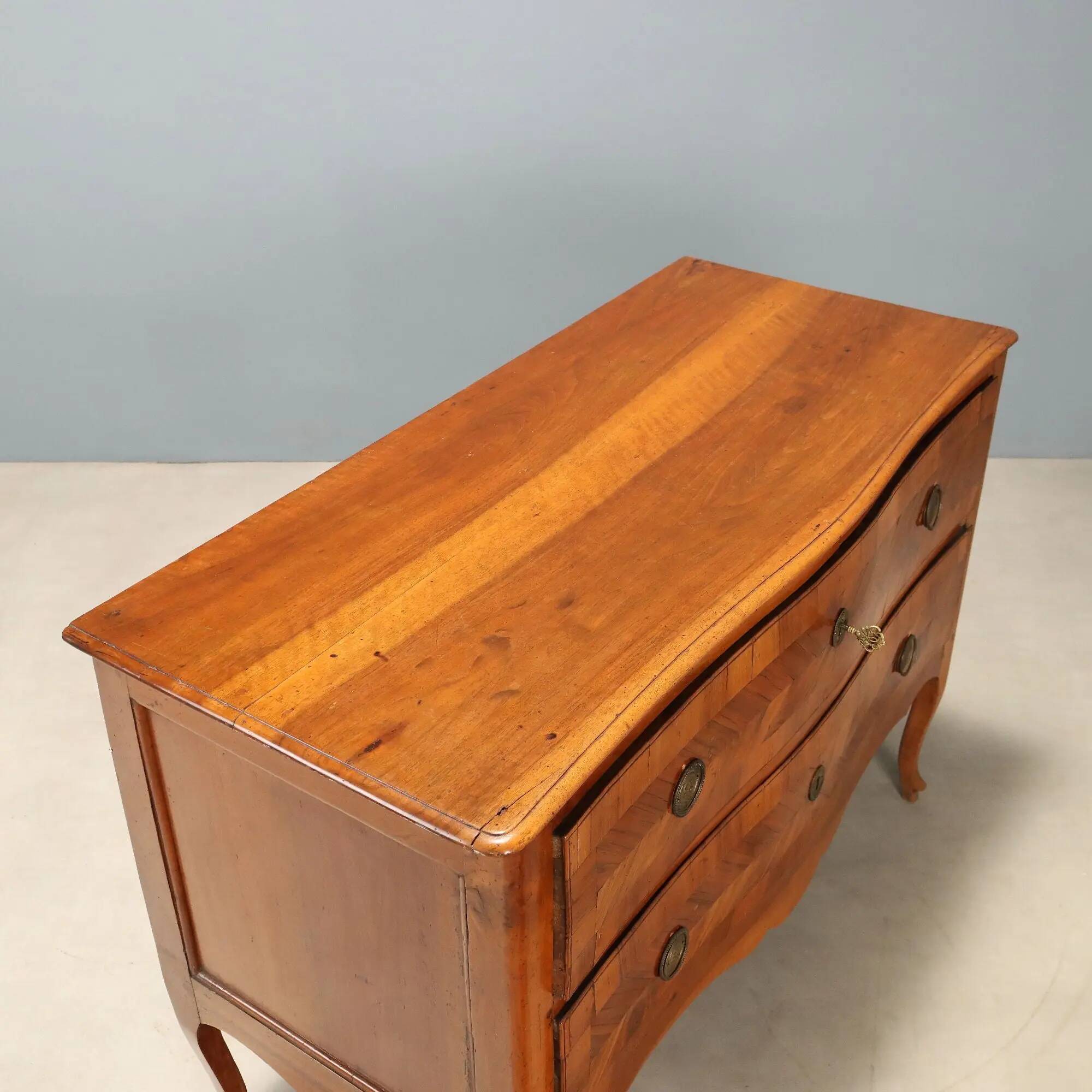 Antique baroque commode in walnut and bronze, Italy, 18th century.