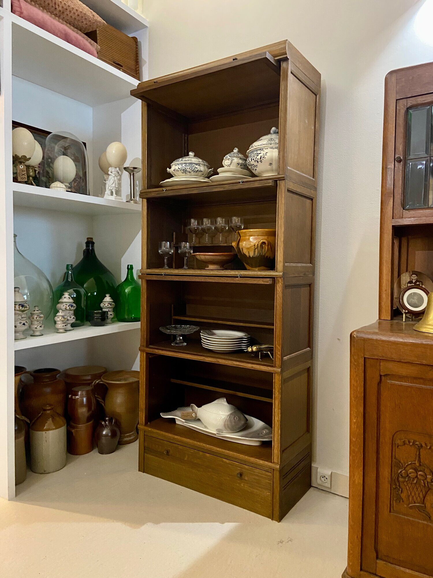 Dark wood display case 4 compartments and 1 drawer