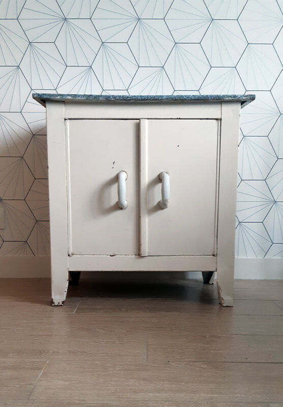 Meuble en tôle émaillée vintage