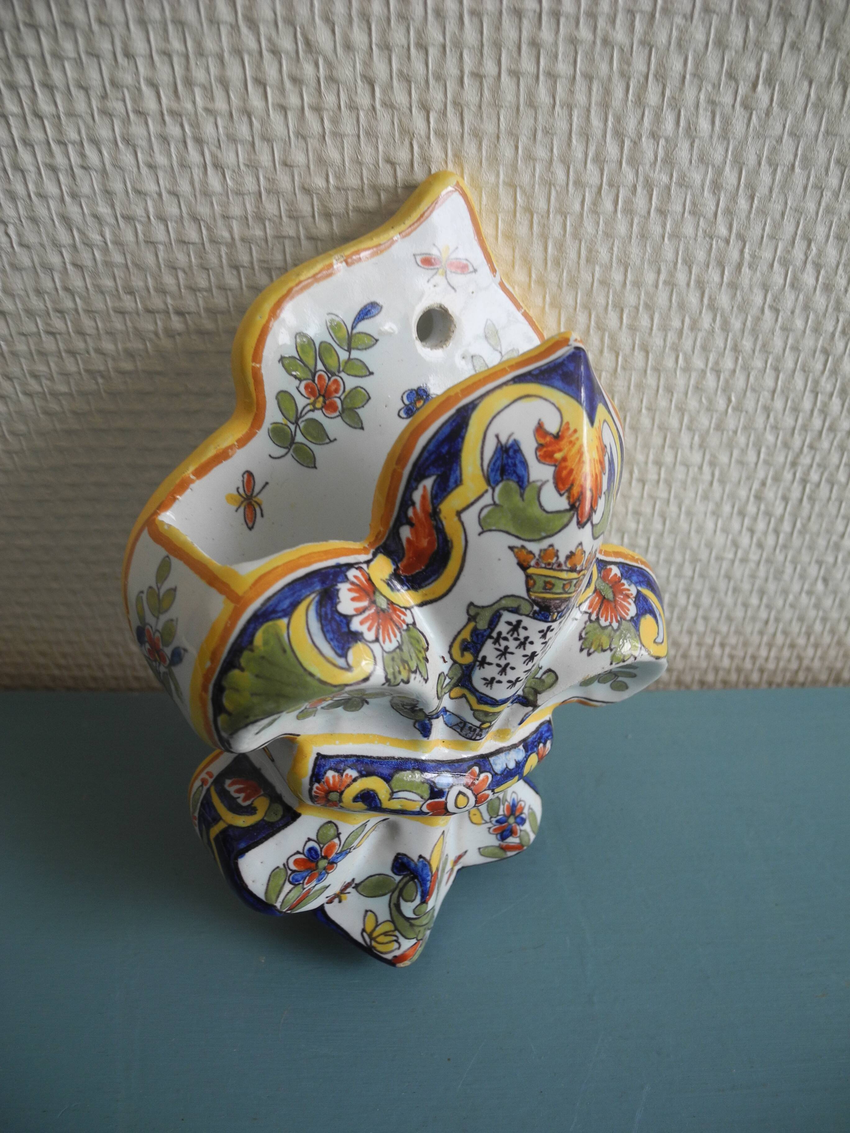 Ancien vase bouquetière murale faïence Desvres Fourmaintraux wall vase