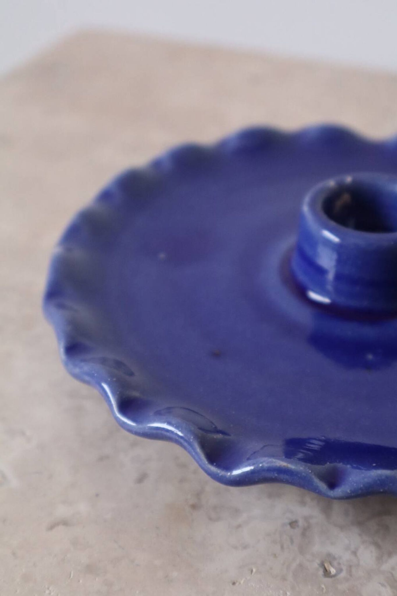Bougeoir assiette en céramique dentelée bleu klein