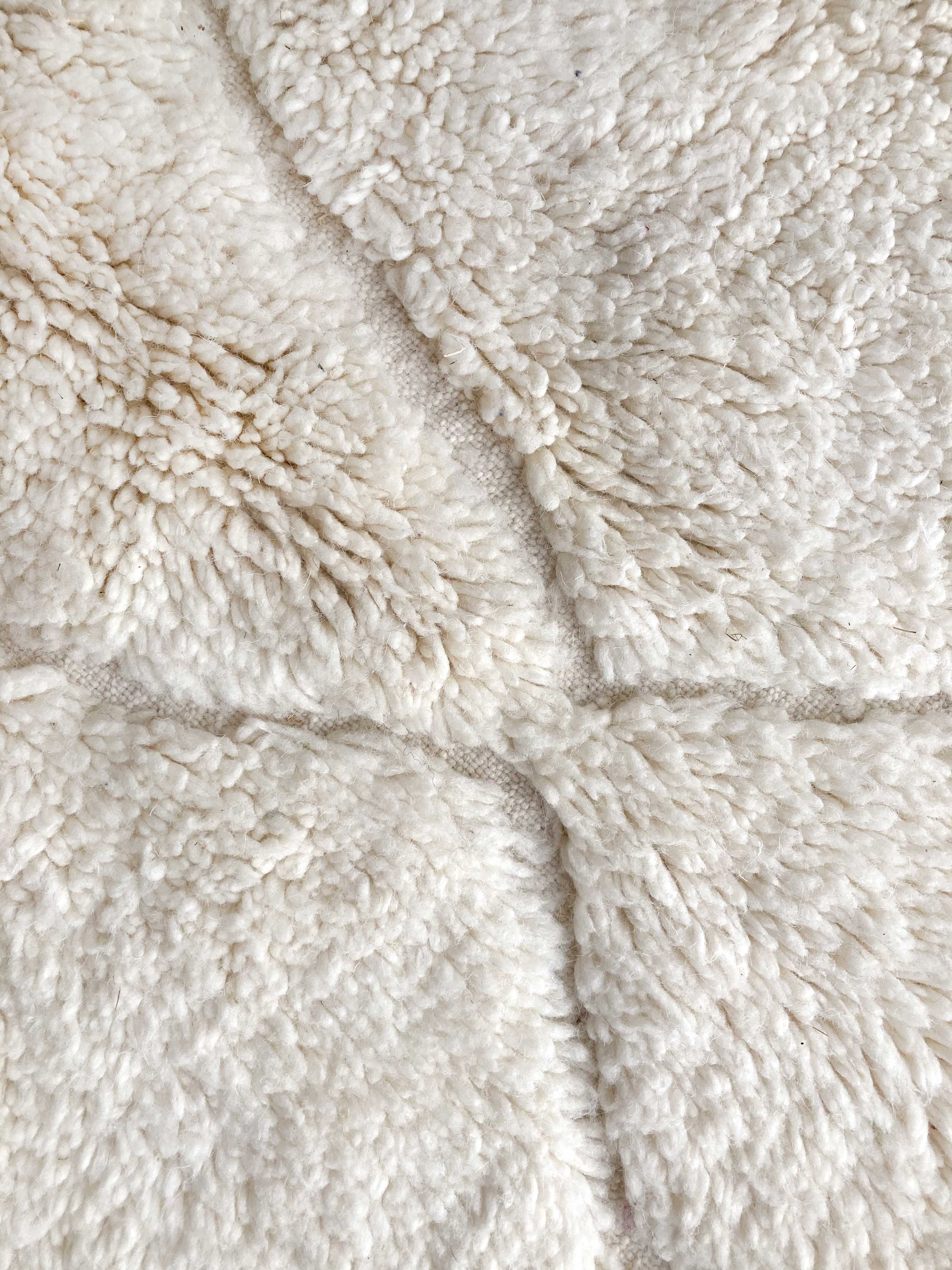 Moroccan Berber carpet Beni ouarain ecru plain with engraved diamonds 285x200cm