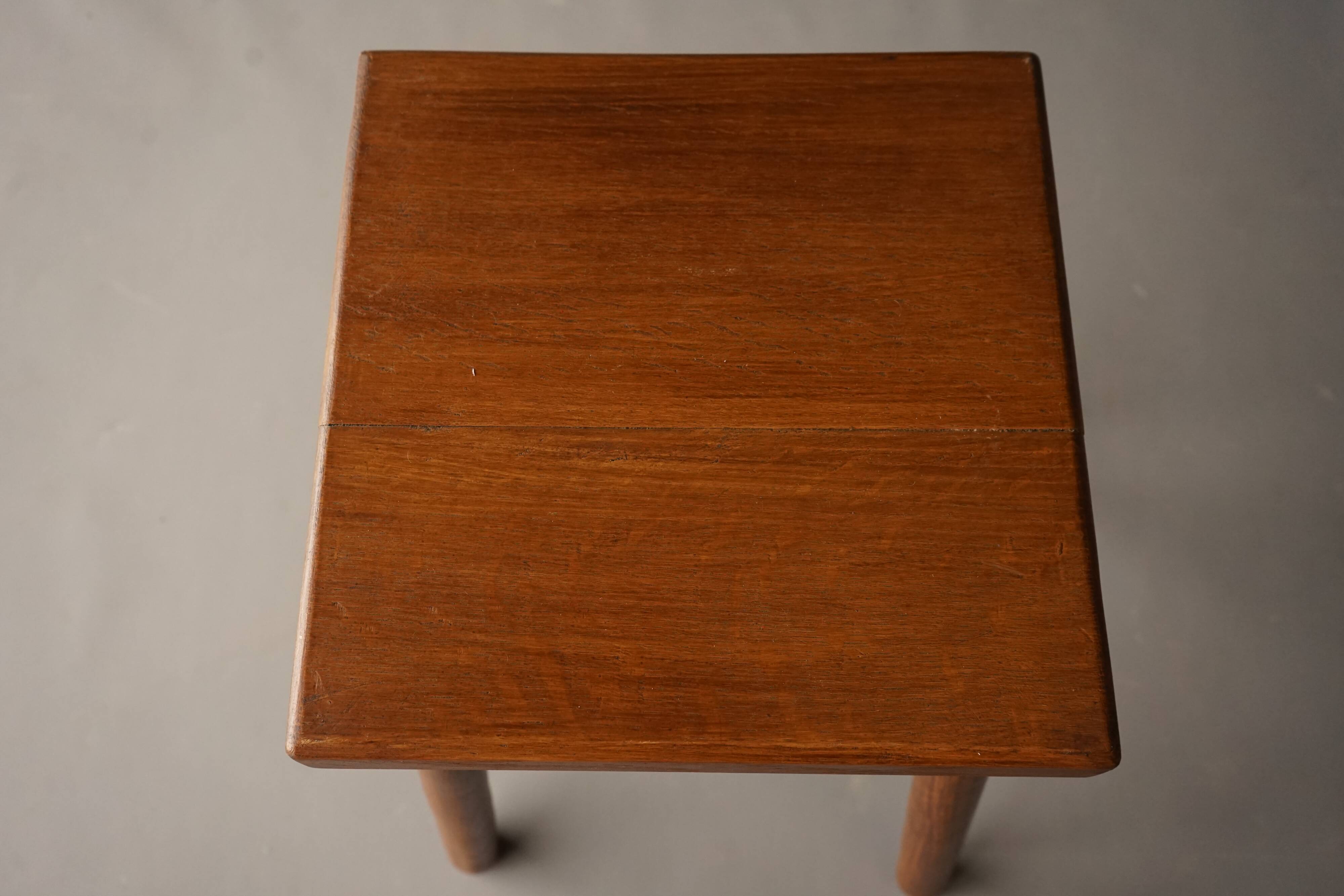 Tabourets hauts rustiques en chêne. années 1970. Lot de 2