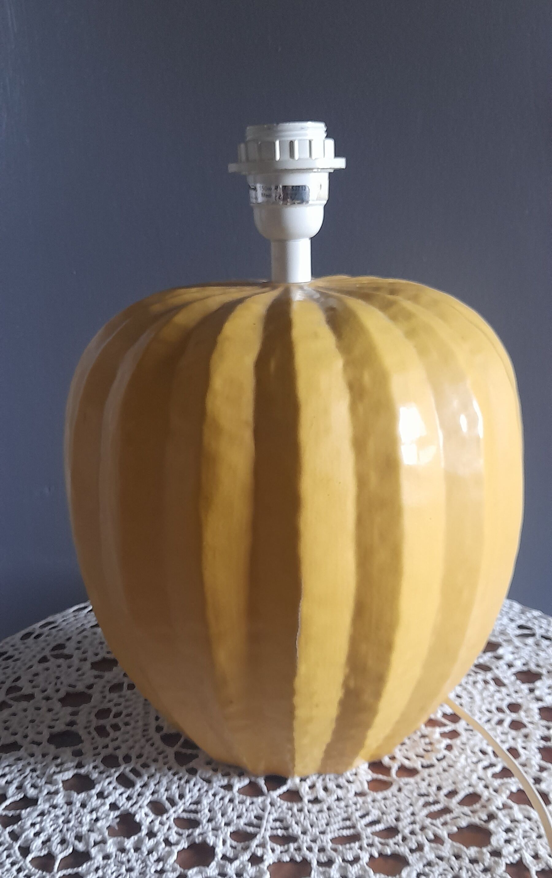 Pied de lampe céramique jaune moutarde à godrons, signé albret, made in france