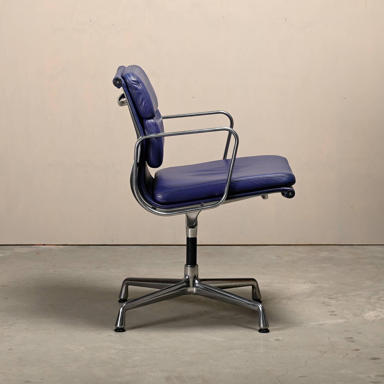 Charles & Ray Eames EA208 Chair in polished aluminum and Indigo blue leather
