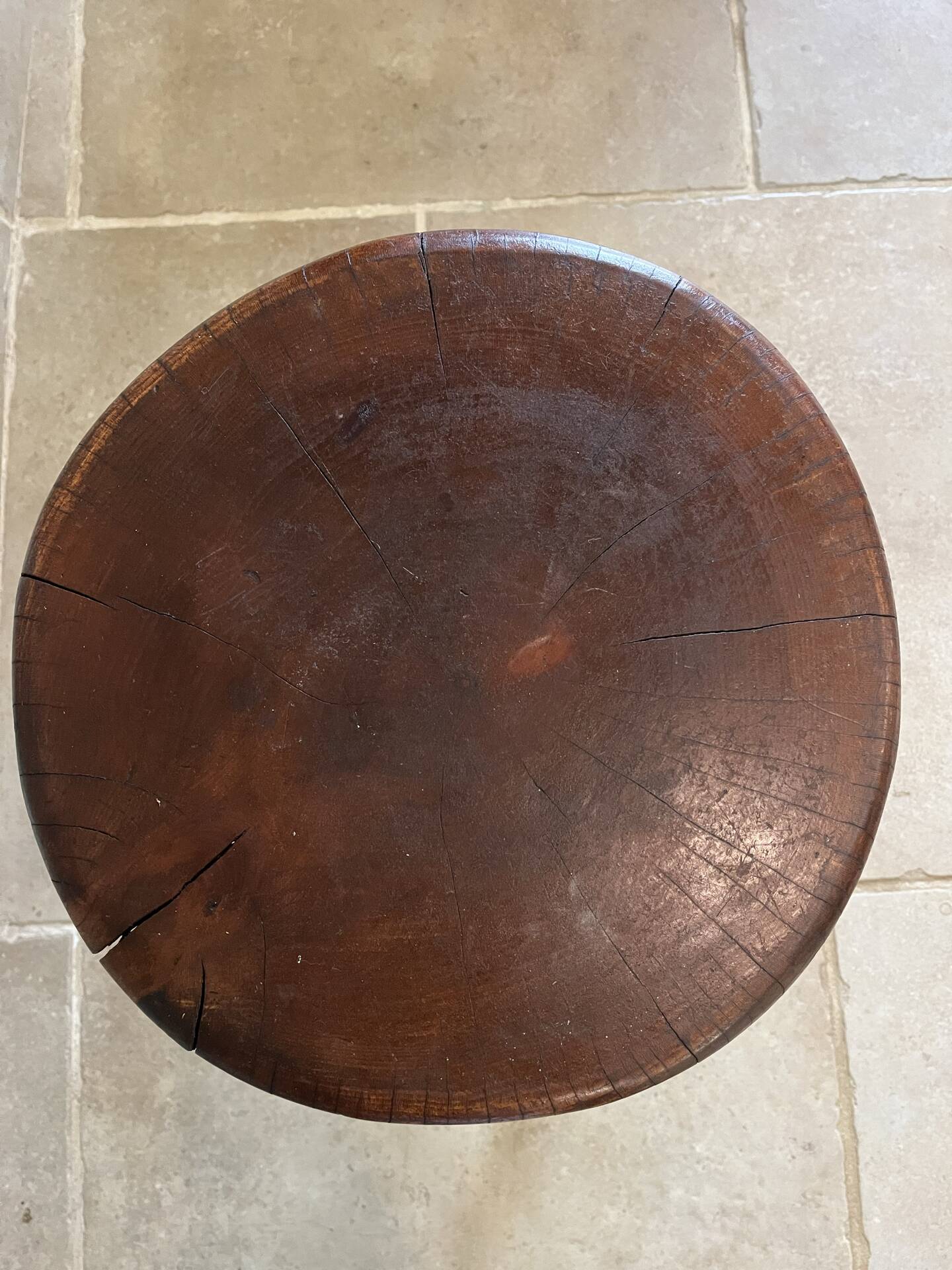 Tabouret tripode brutaliste