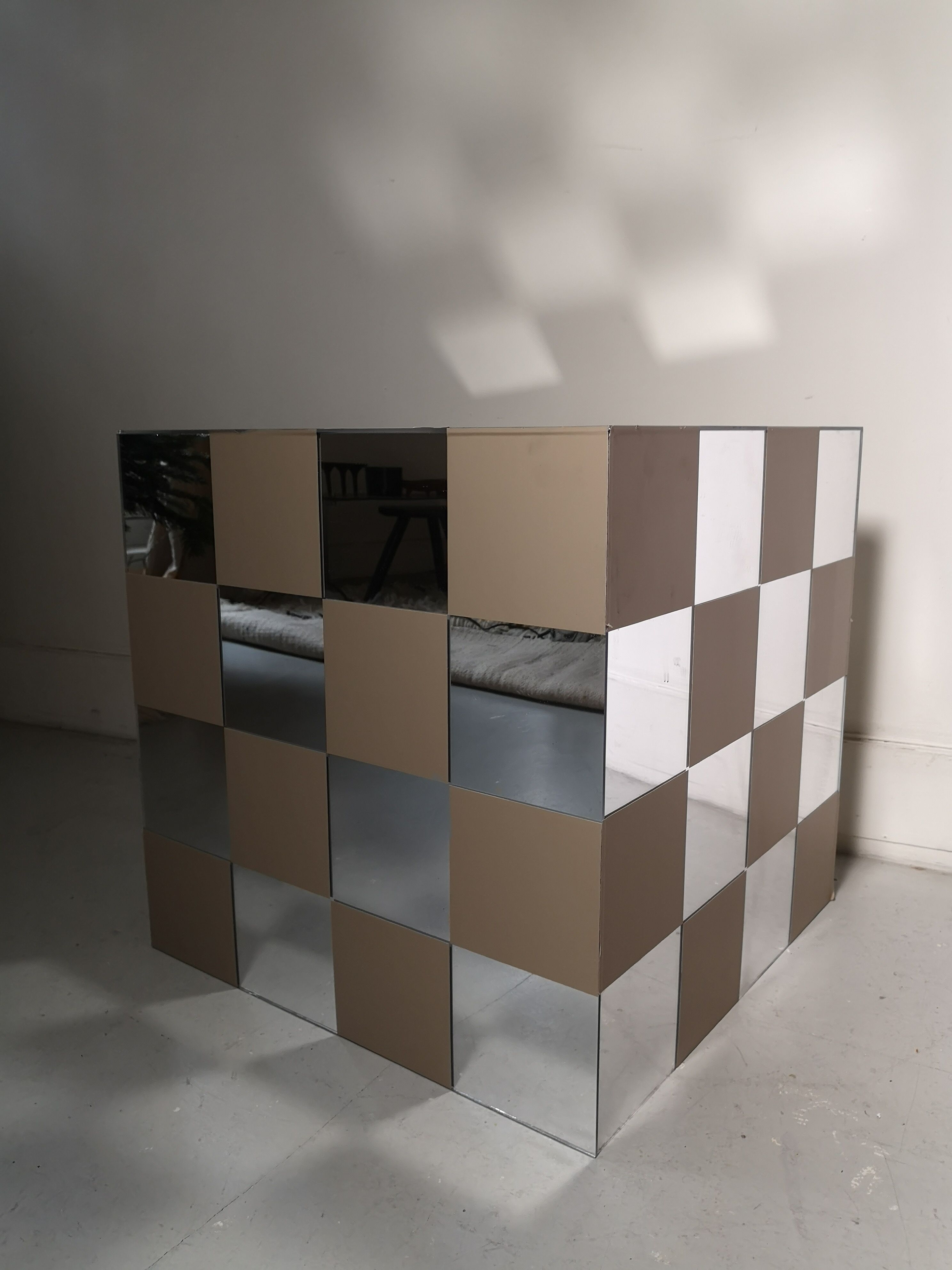 Bout de canapé design cube damier