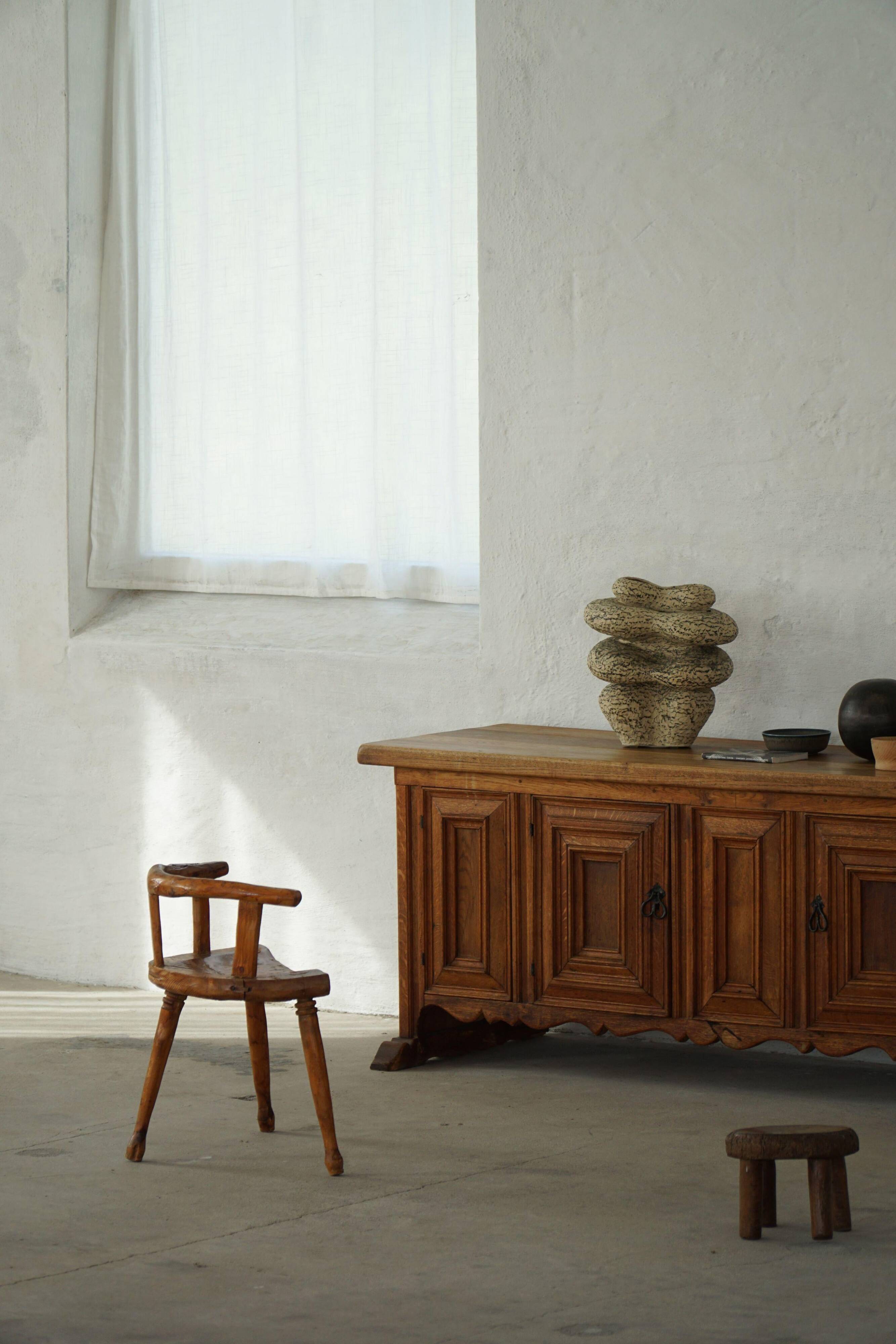 Chaise scandinave folk art trois pieds en pin du début du XXe siècle, wabi sabi