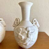 Paire de vases en biscuit decor putti et tête de bélier