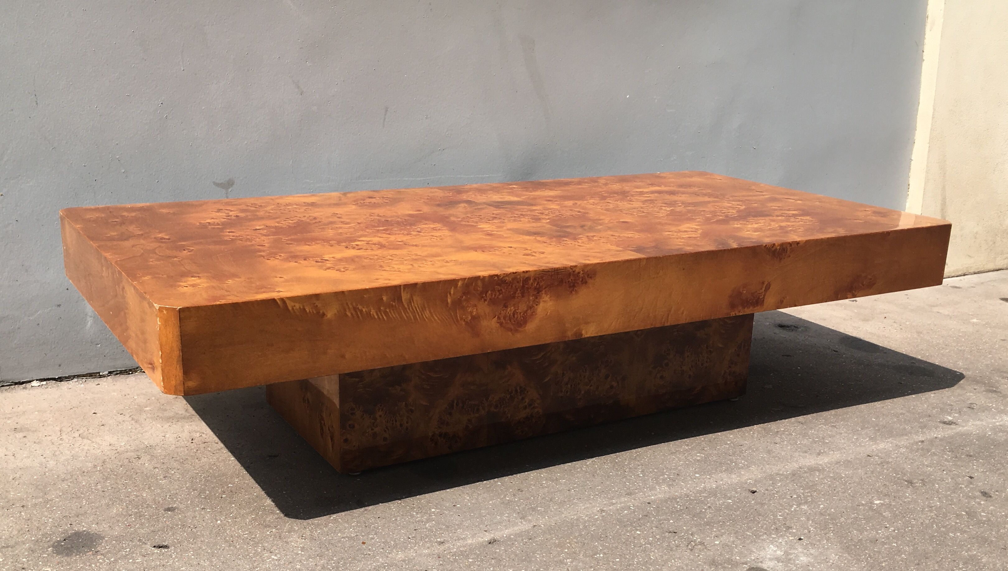 Table basse en loupe d'orme des années 70