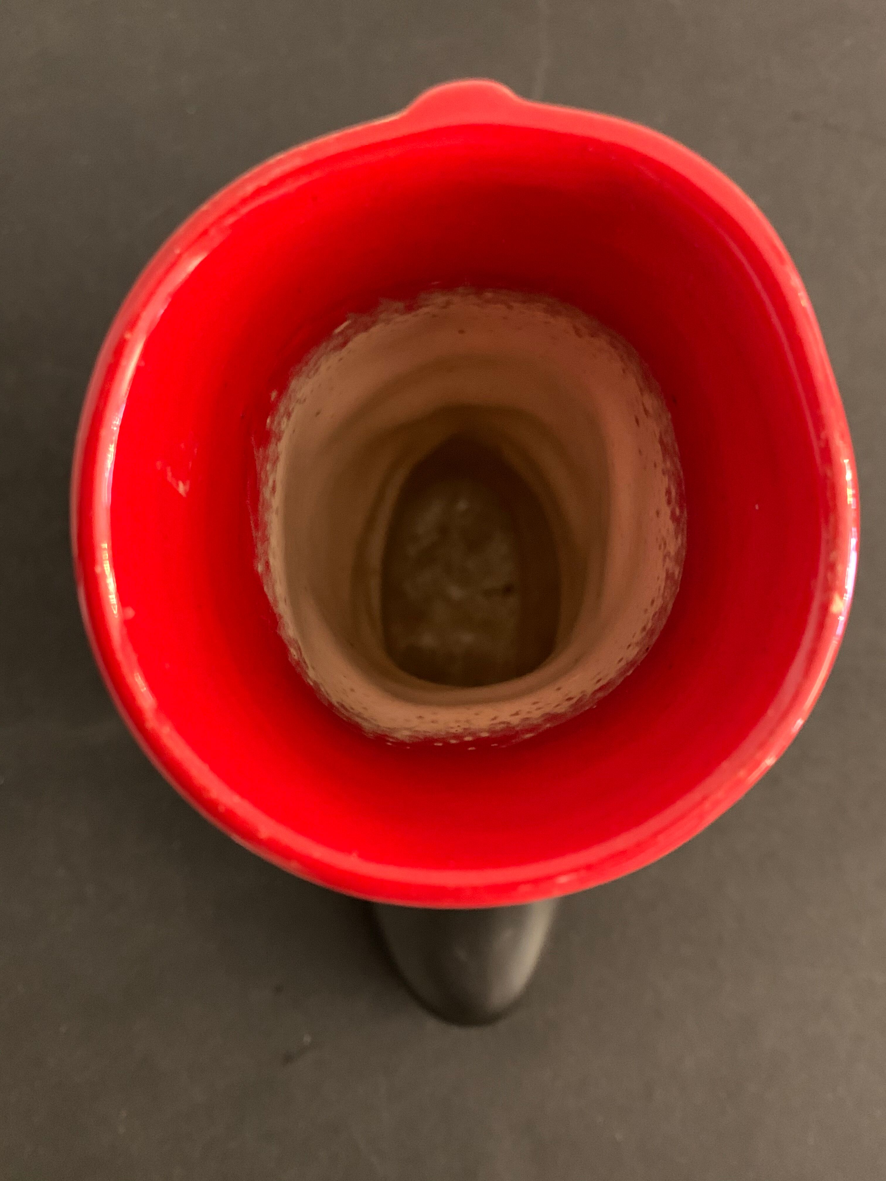 Vase en céramique botte cavalière rouge et noire Pol Chambost