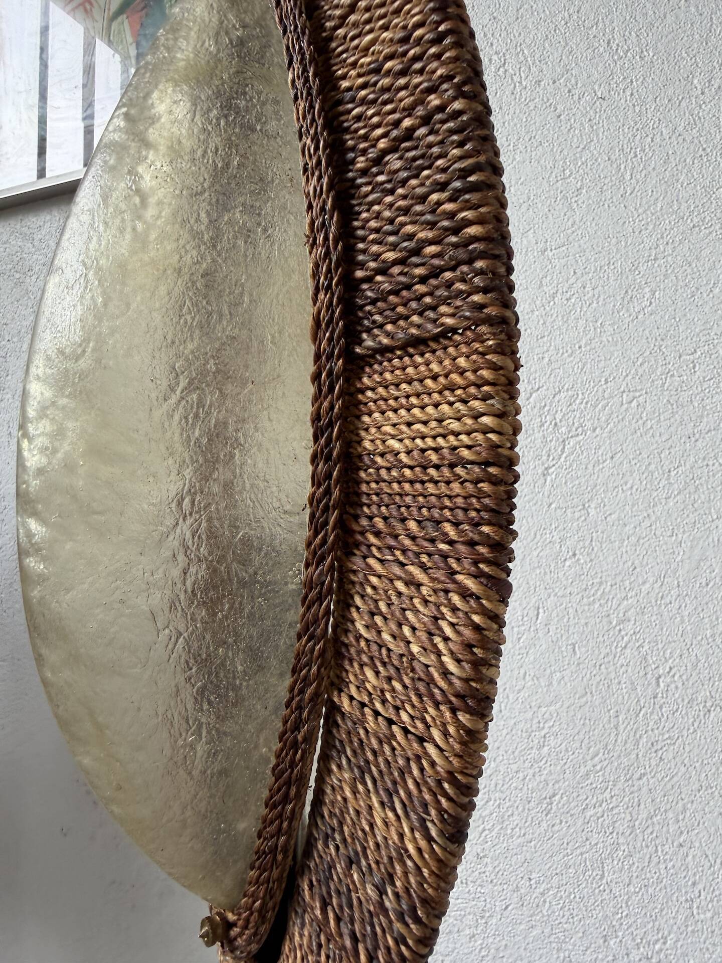 Lampadaire bronze et corde 1970