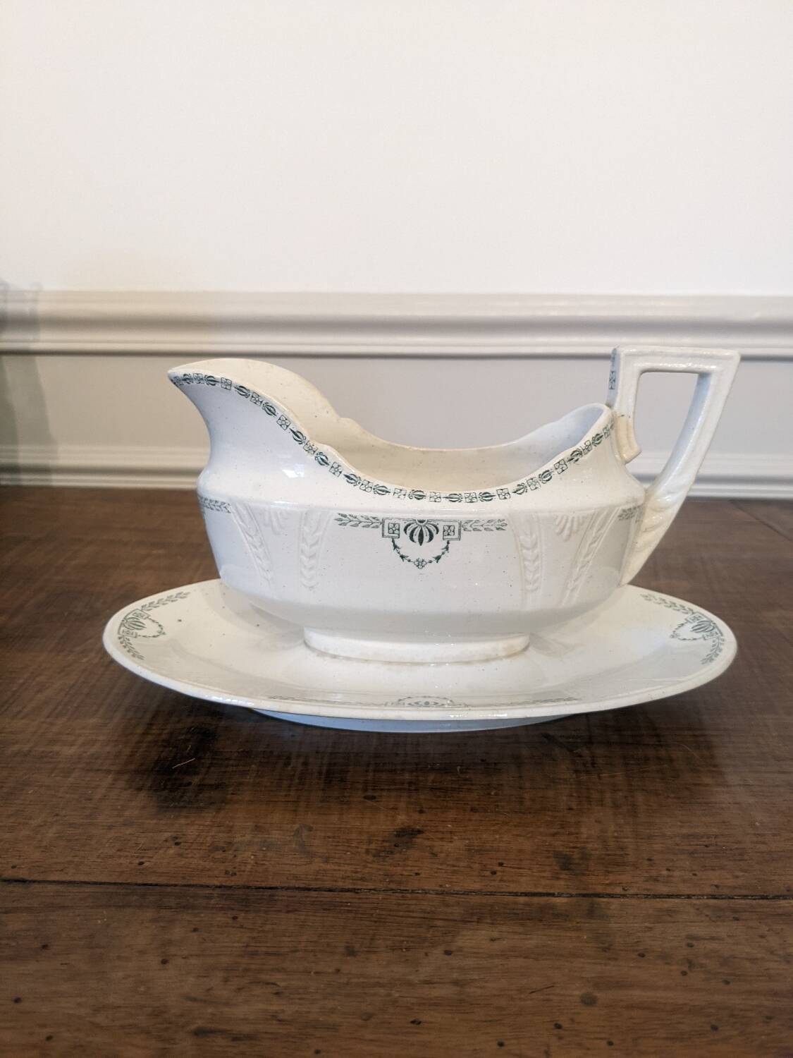 Clara sauceboat, Gien, iron earth