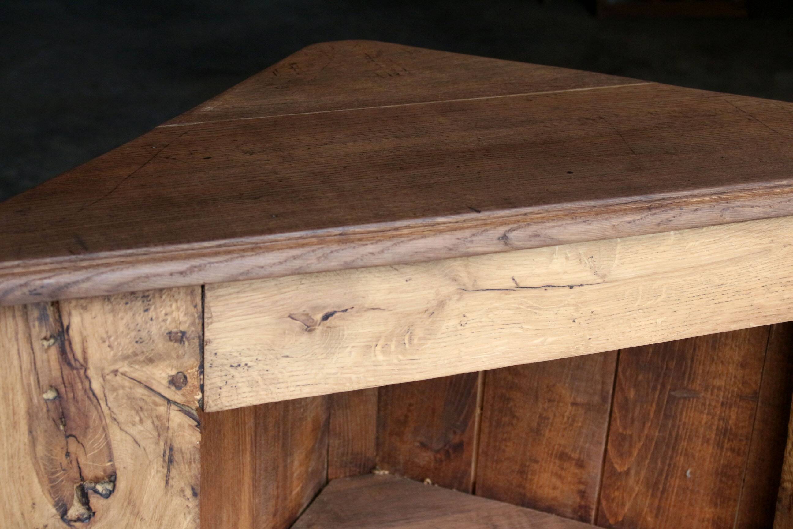 Magnifique meuble d'angle du 18eme siècle. Chêne massif et merisier.