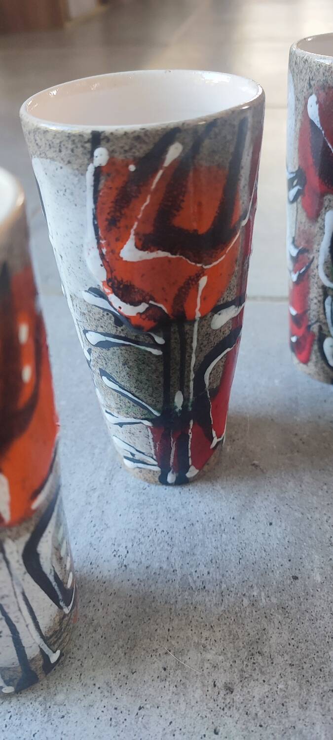 X5 enamelled ceramic mugs with abstract 60s decor
