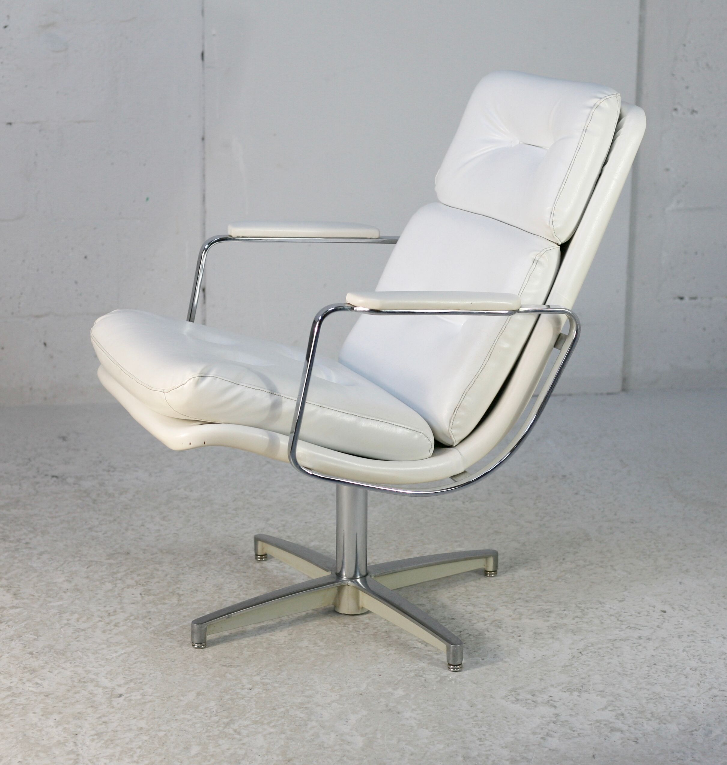 Armchair "Space Age"". Steel and imitation leather. Swivel. France, 70s