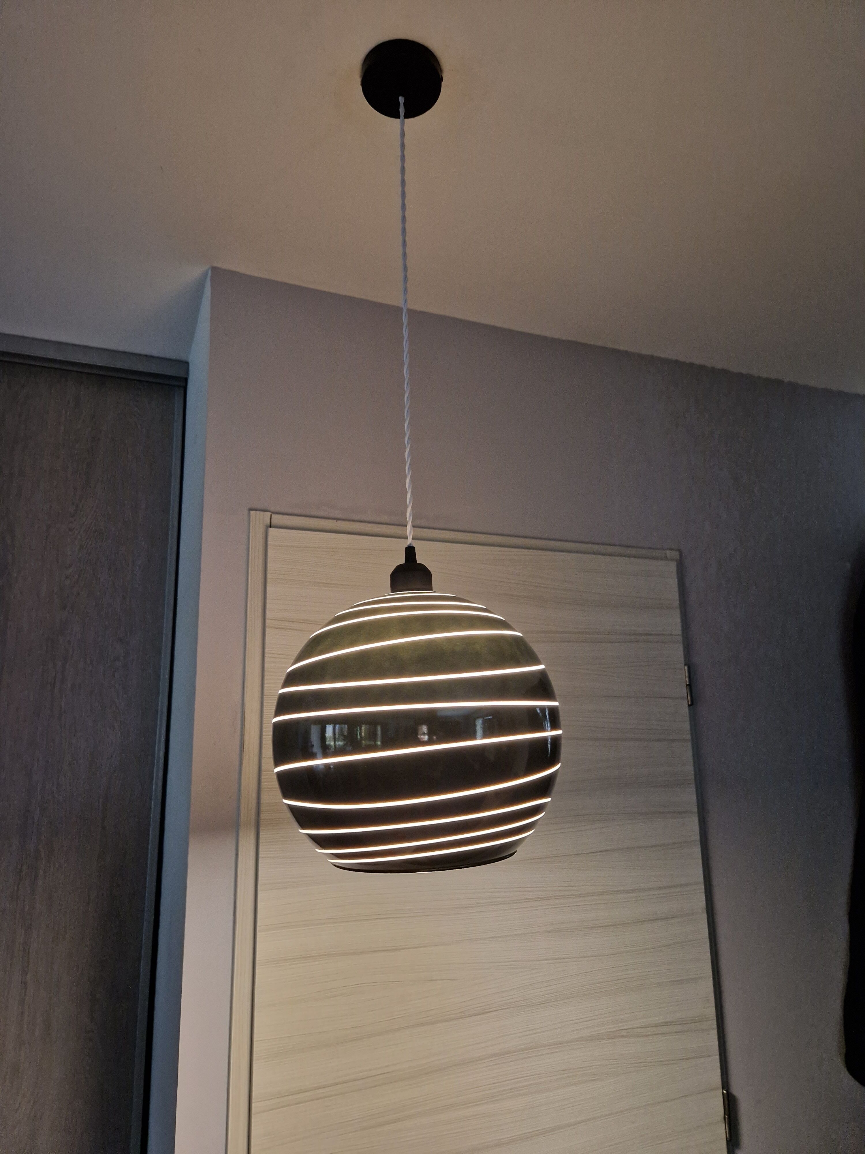 Suspension boule vintage noire et blanche