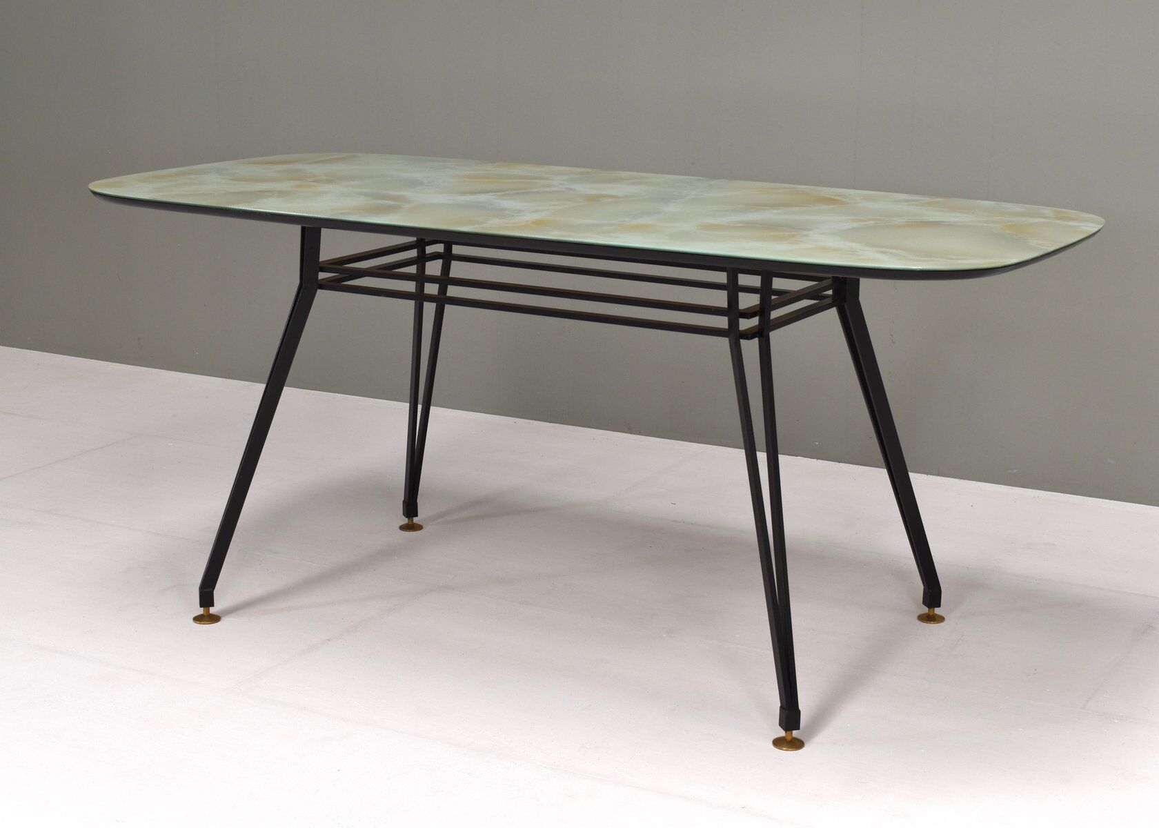 Table à manger italienne avec base en métal et plateau en verre et laiton, années 1950.