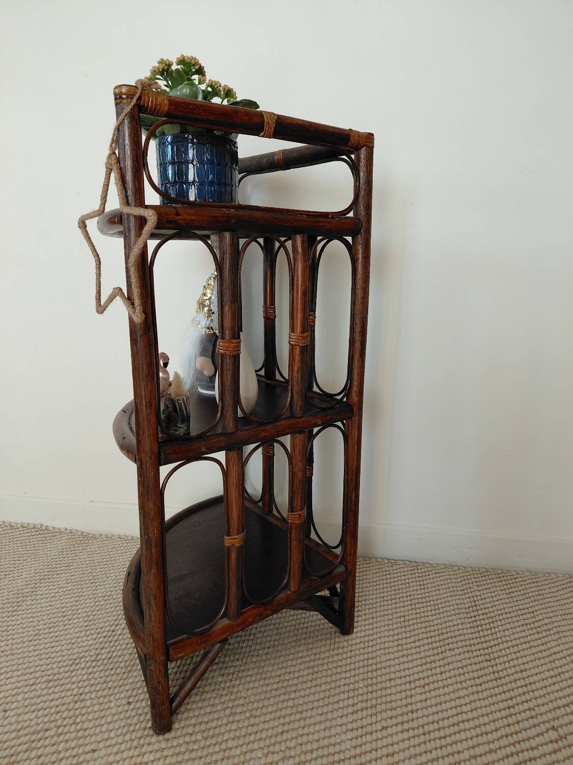 Corner shelf in rattan