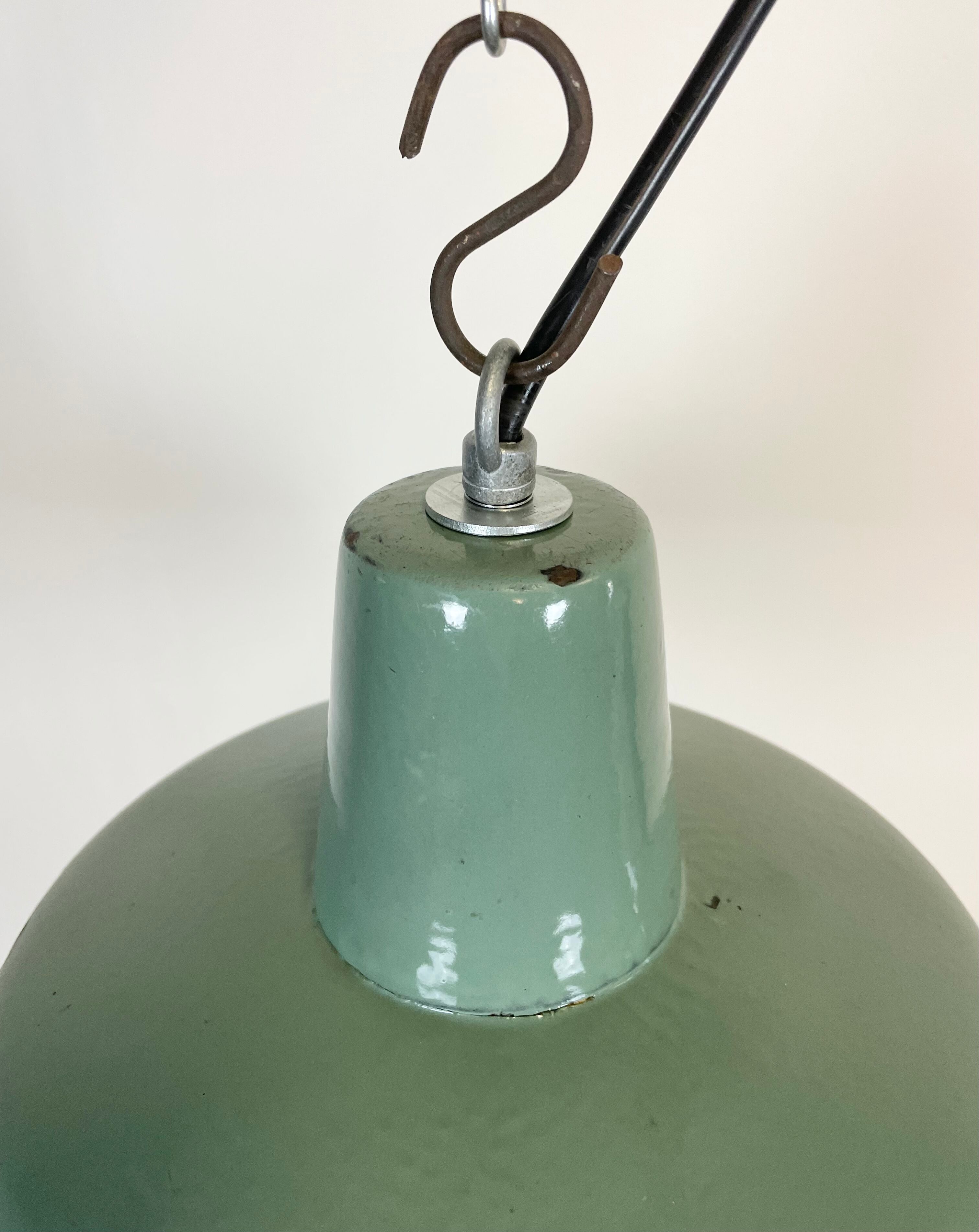 Suspension industrielle en émail vert, années 1960