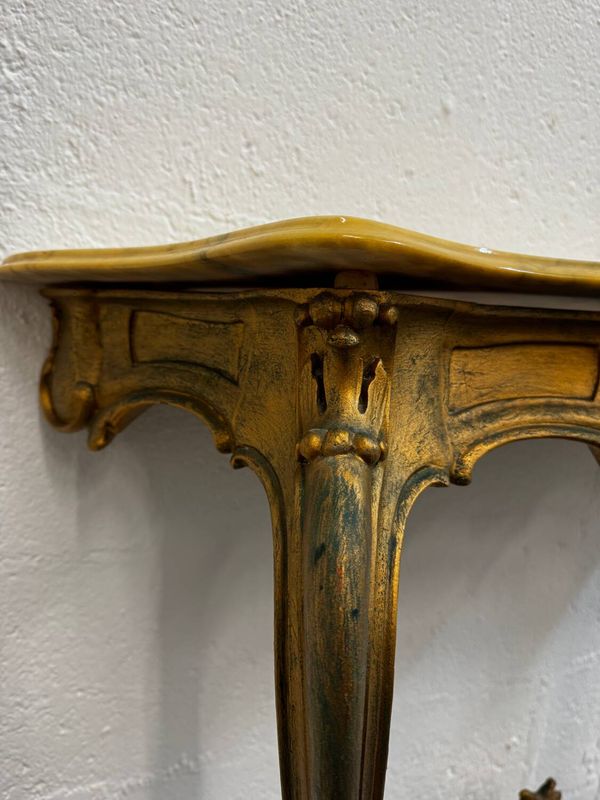 Console en bois sculpté doré et marbre de style Louis XV