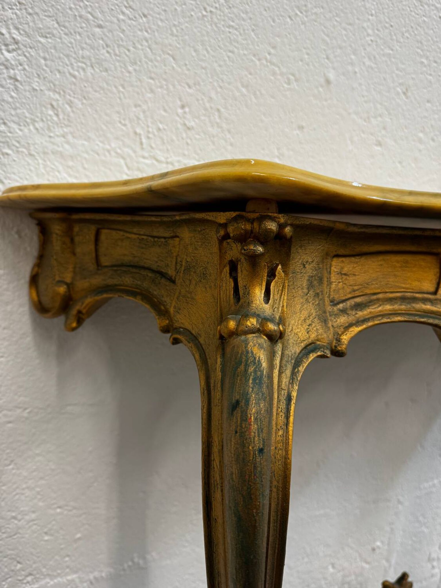 Console en bois sculpté doré et marbre de style Louis XV