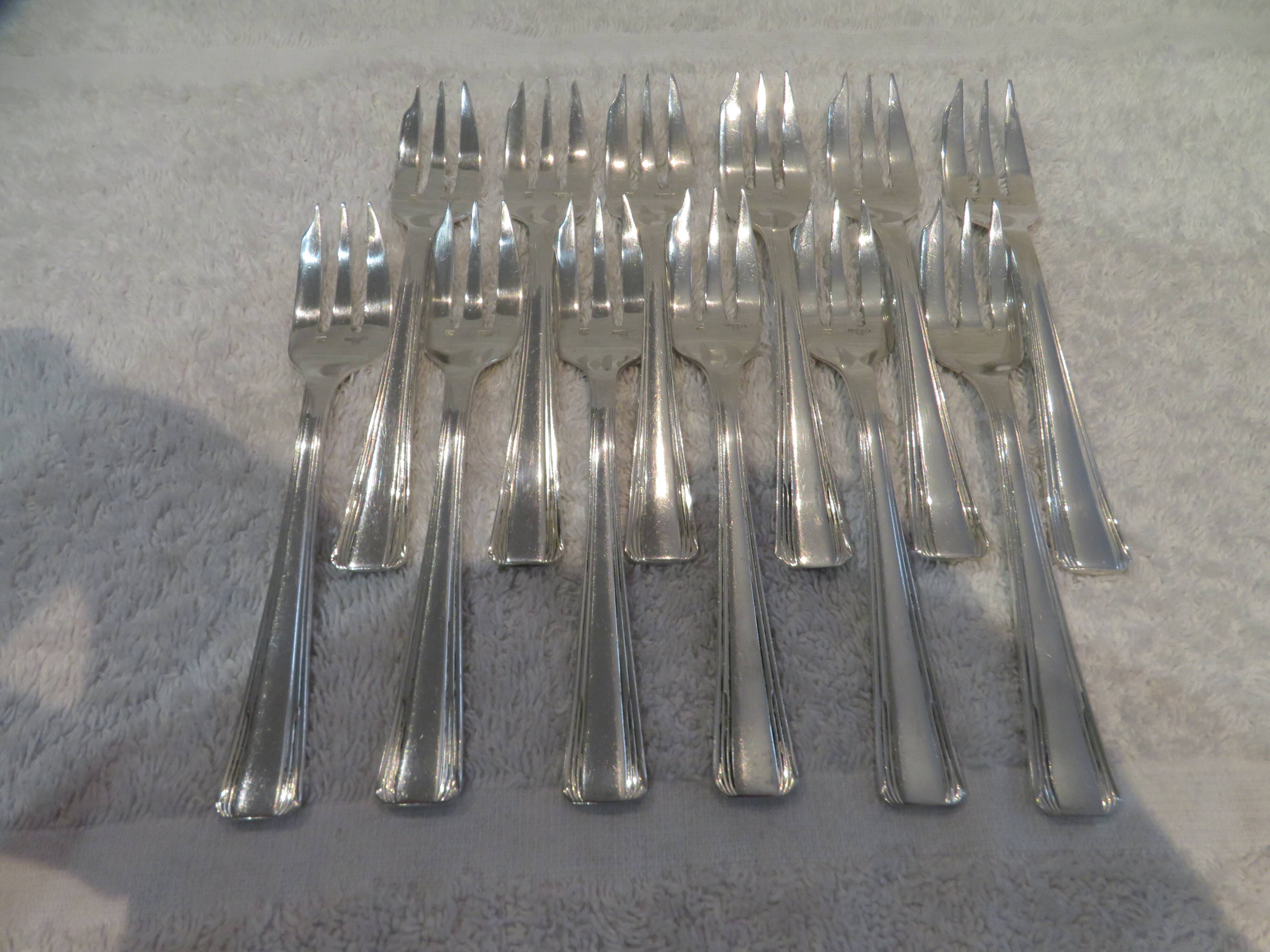 12 silver plated cake forks, Ercuis Compiègne, 13.7cm