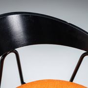 Une paire de chaises de style Memphis