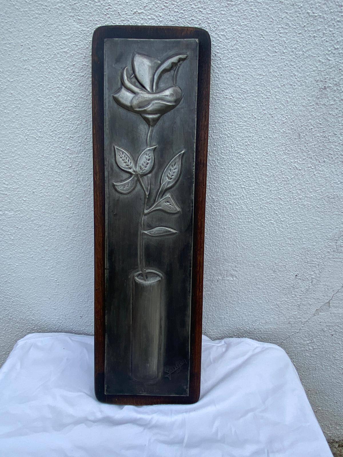 Pure tin table signed Guigan – rose pattern – Breton craftsmanship from the 19th century.