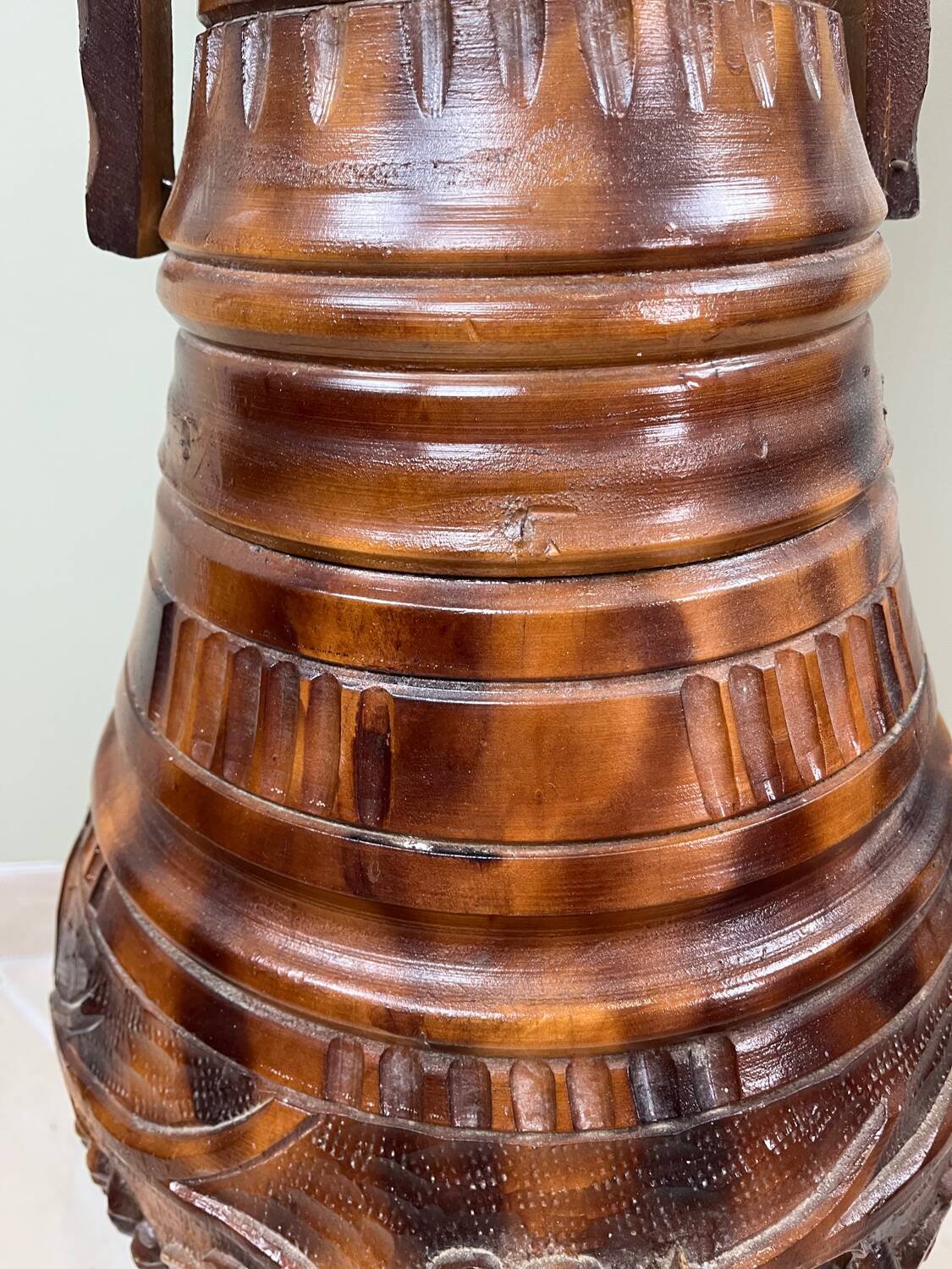 Important carved wooden jar