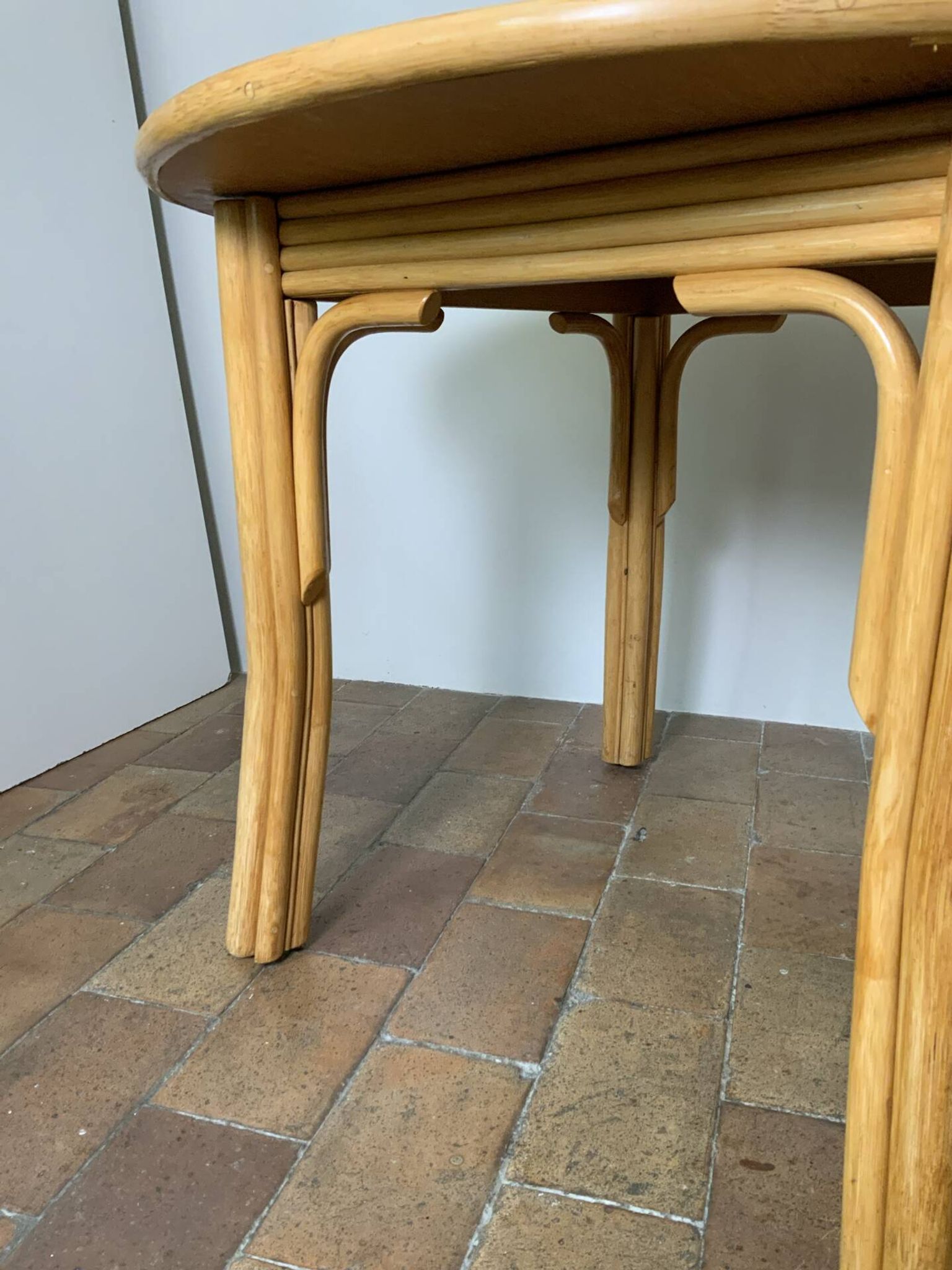 Round dining table