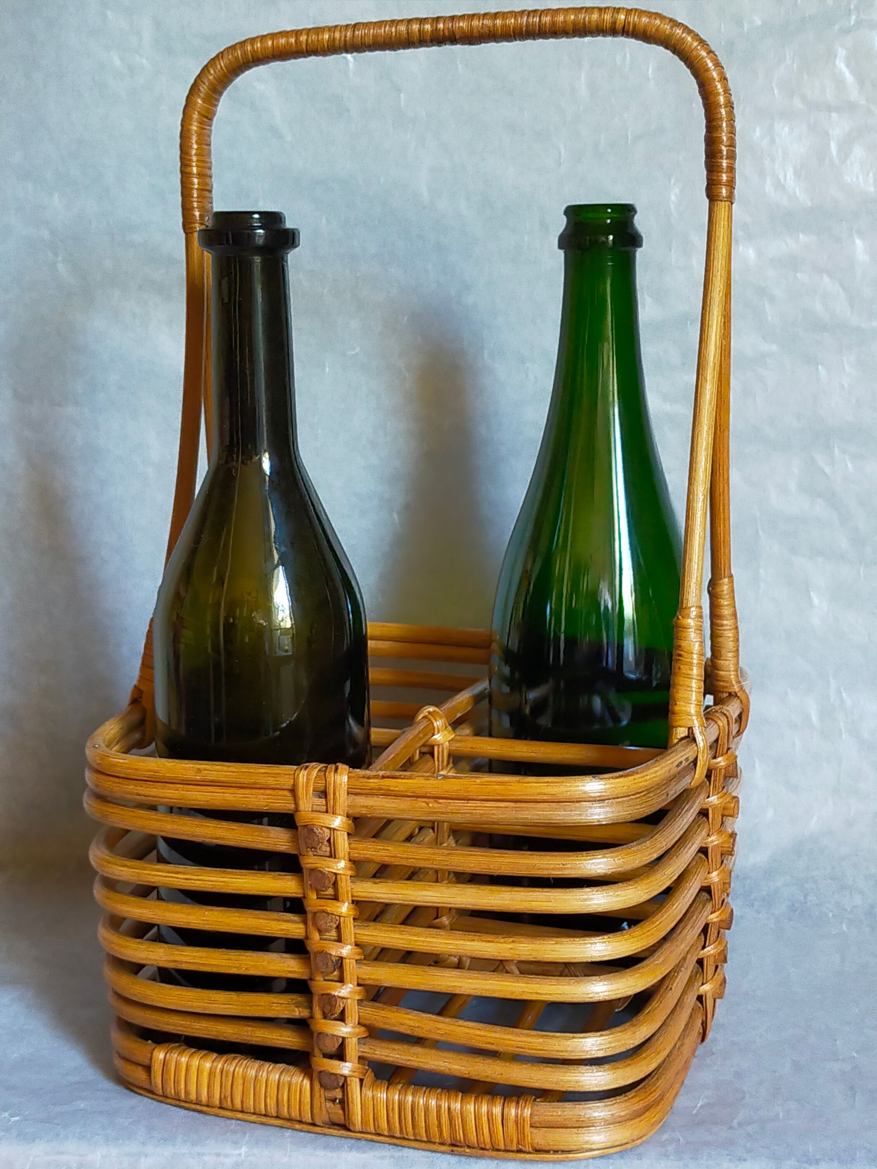 Bottle basket in vintage wicker 60s