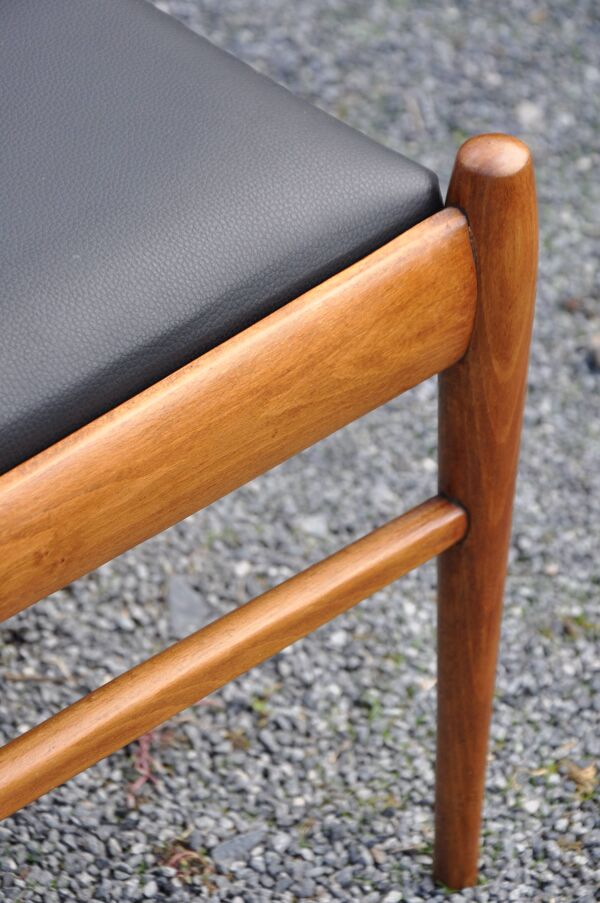 8 chaises de type scandinave