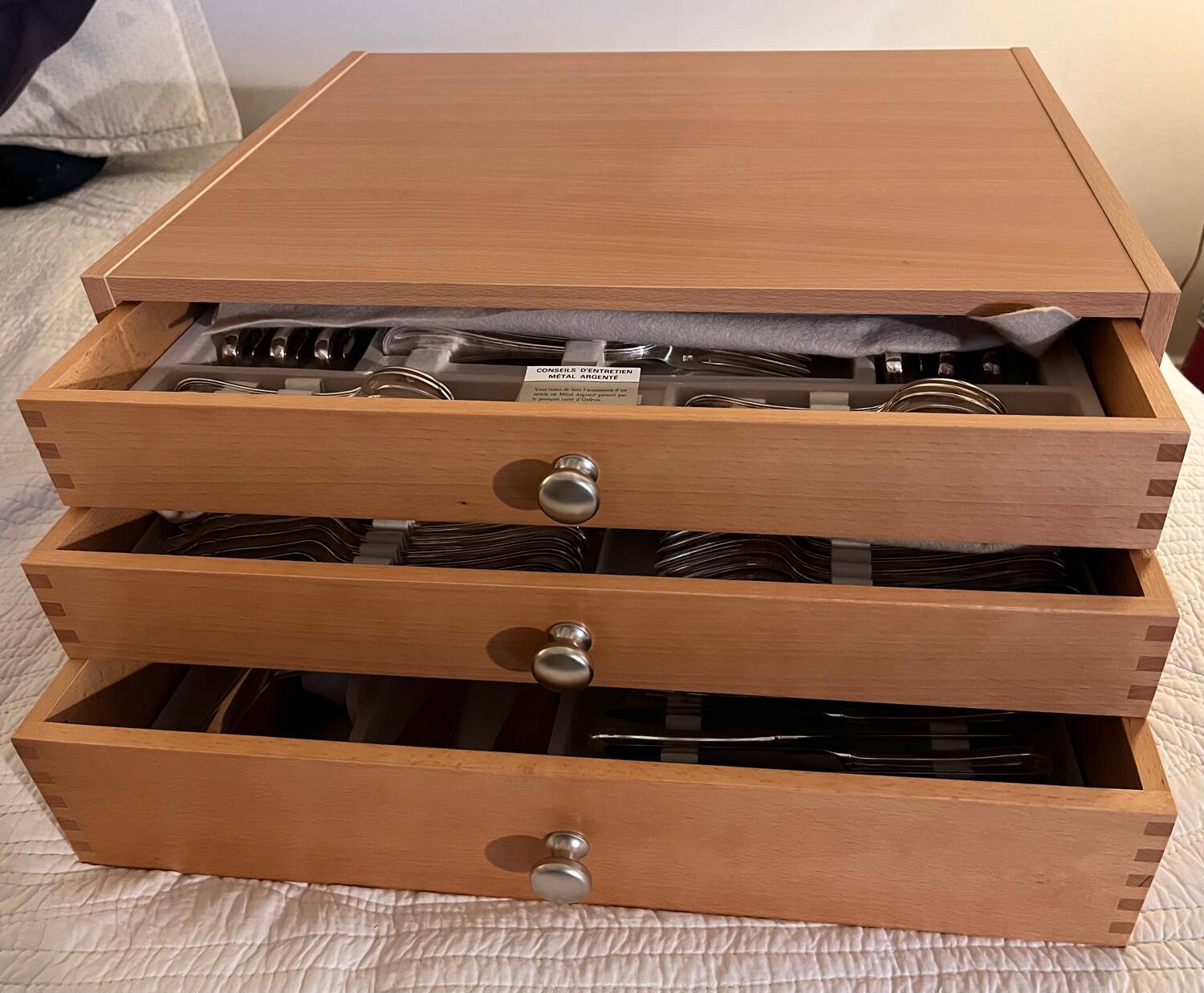 100-piece silver-plated cutlery set, for table and serving.